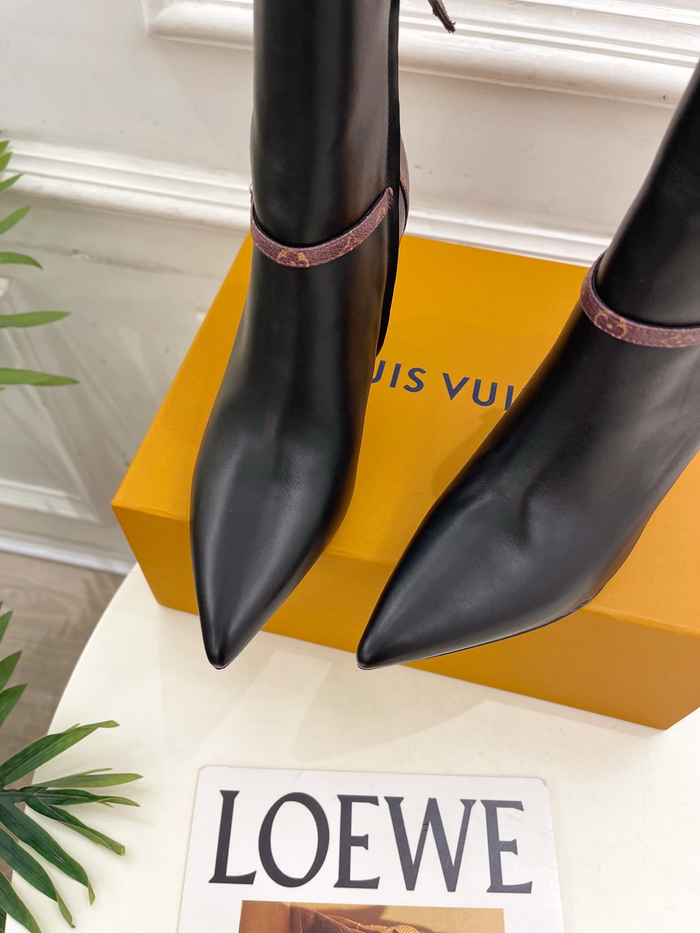 LV | 路易威登 25𝐬𝐬🧡💚2025秋冬新品 顶级版本⚠️专柜主打最新款 老花皮带扣尖头高跟短靴 硬