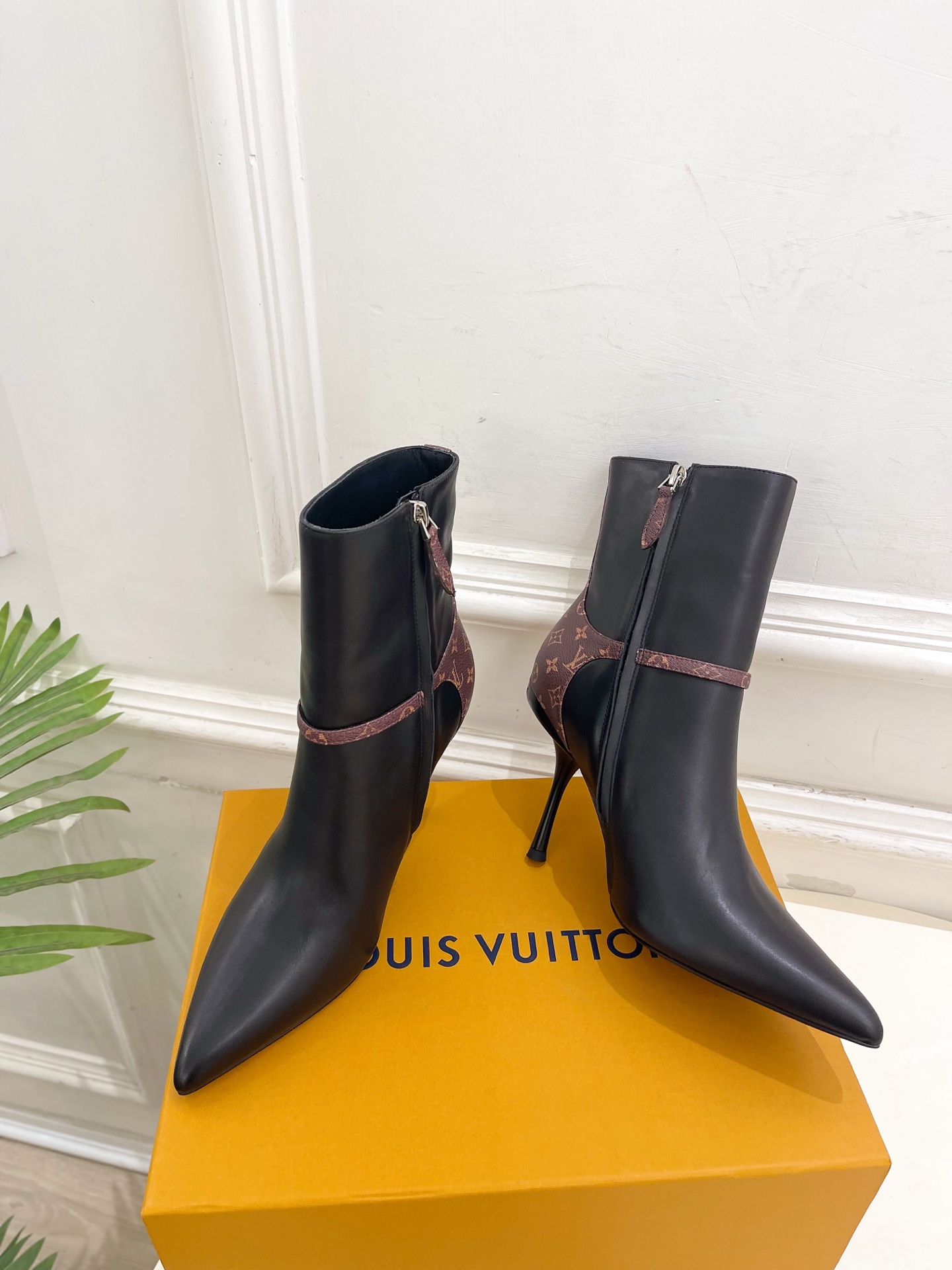 LV | 路易威登 25𝐬𝐬🧡💚2025秋冬新品 顶级版本⚠️专柜主打最新款 老花皮带扣尖头高跟短靴 硬