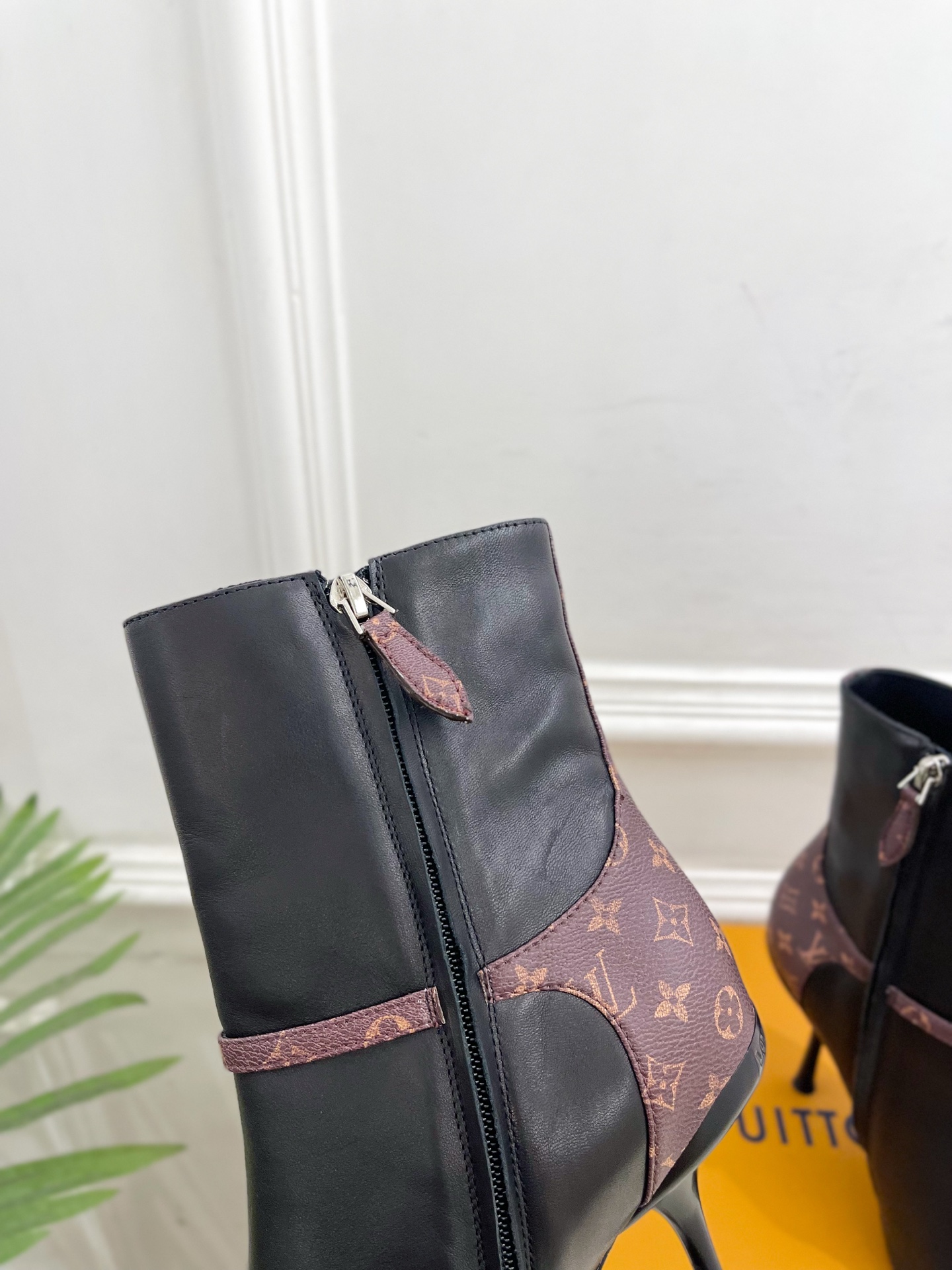 LV | 路易威登 25𝐬𝐬🧡💚2025秋冬新品 顶级版本⚠️专柜主打最新款 老花皮带扣尖头高跟短靴 硬