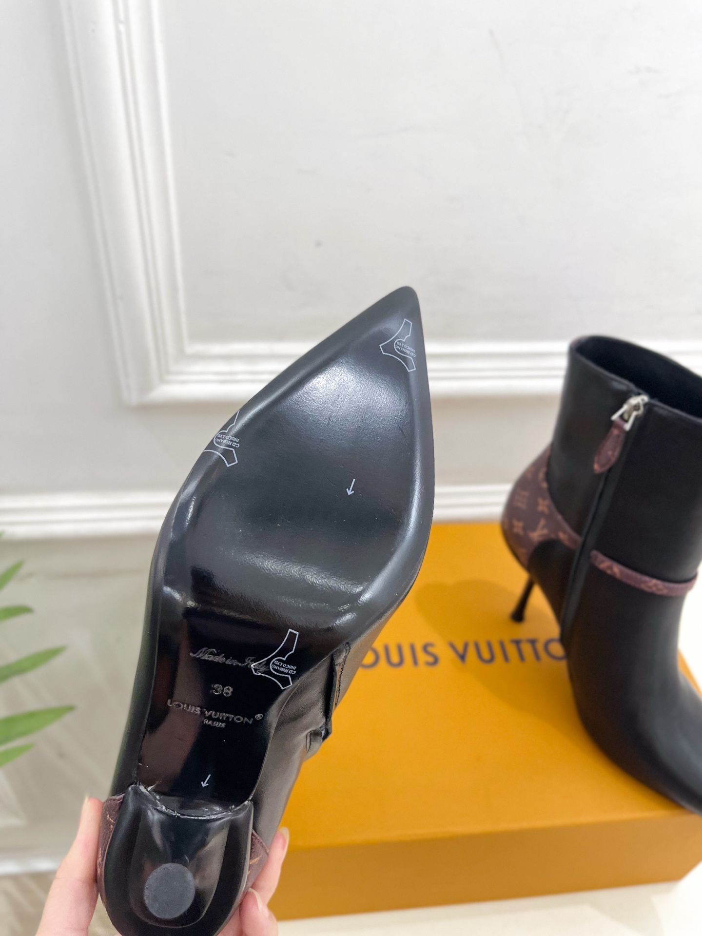 LV | 路易威登 25𝐬𝐬🧡💚2025秋冬新品 顶级版本⚠️专柜主打最新款 老花皮带扣尖头高跟短靴 硬