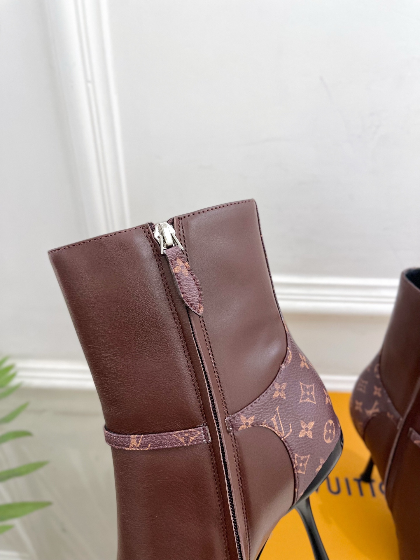 LV | 路易威登 25𝐬𝐬🧡💚2025秋冬新品 顶级版本⚠️专柜主打最新款 老花皮带扣尖头高跟短靴 硬