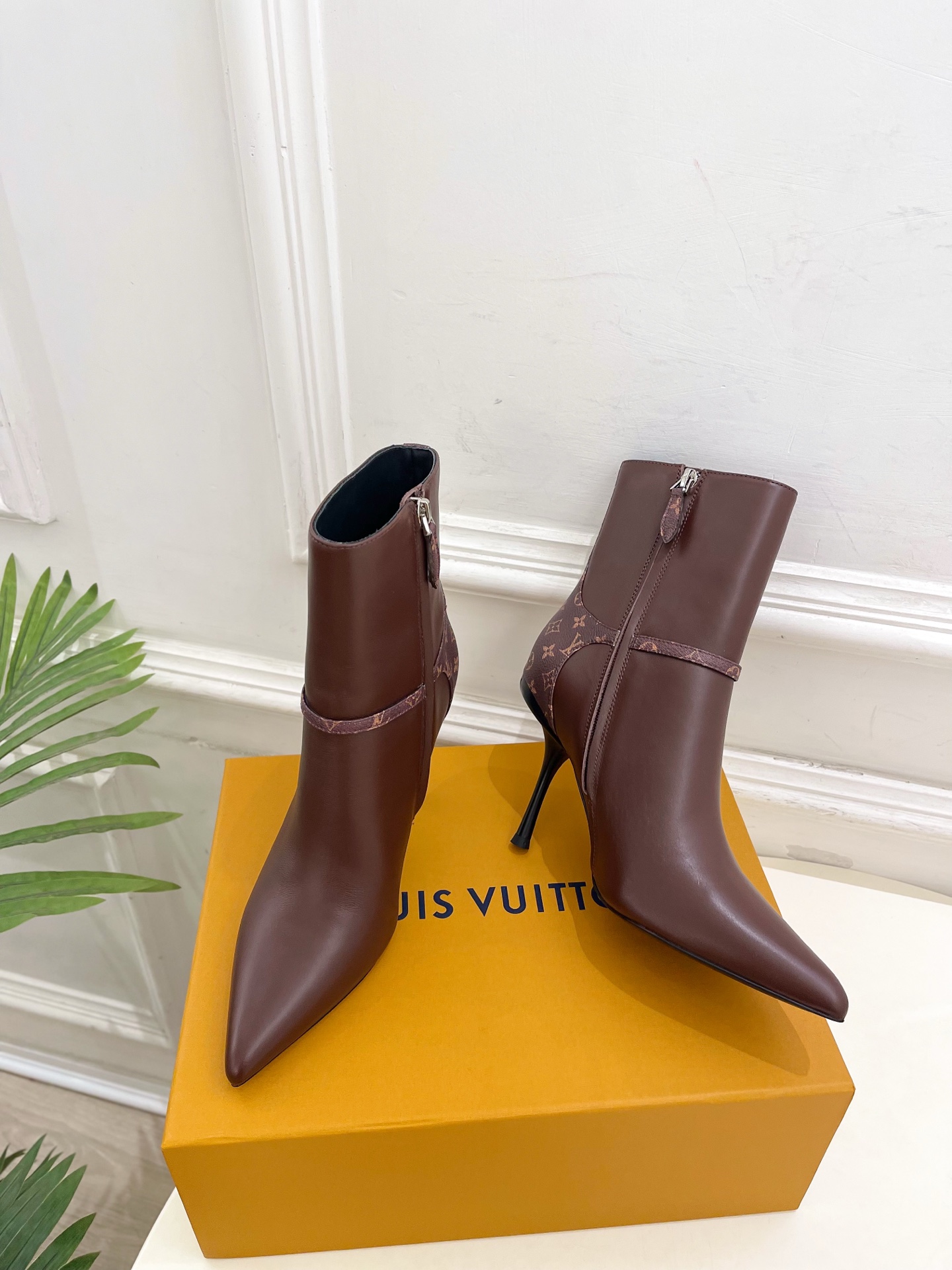 LV | 路易威登 25𝐬𝐬🧡💚2025秋冬新品 顶级版本⚠️专柜主打最新款 老花皮带扣尖头高跟短靴 硬