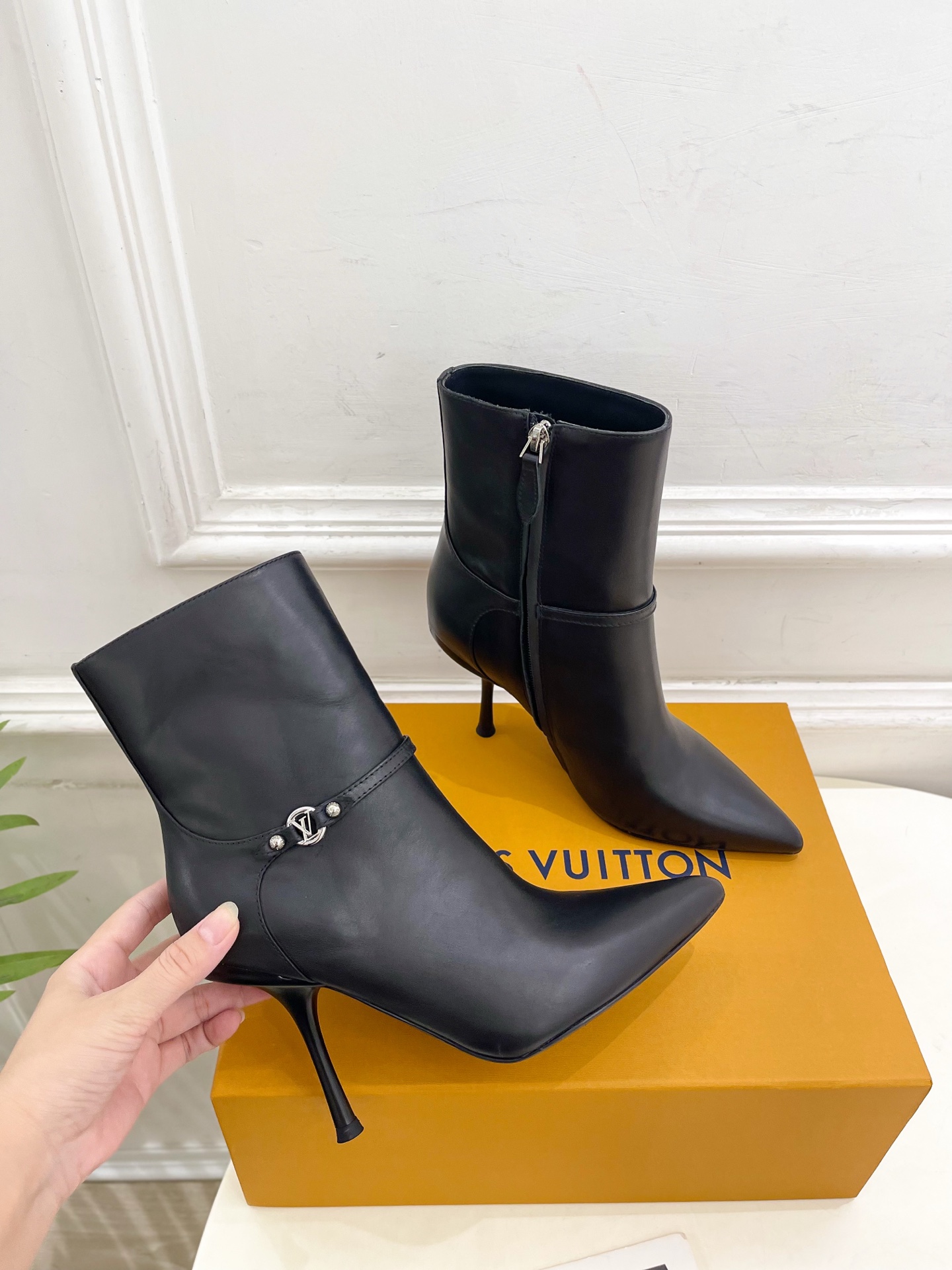 LV | 路易威登 25𝐬𝐬🧡💚2025秋冬新品 顶级版本⚠️专柜主打最新款 老花皮带扣尖头高跟短靴 硬