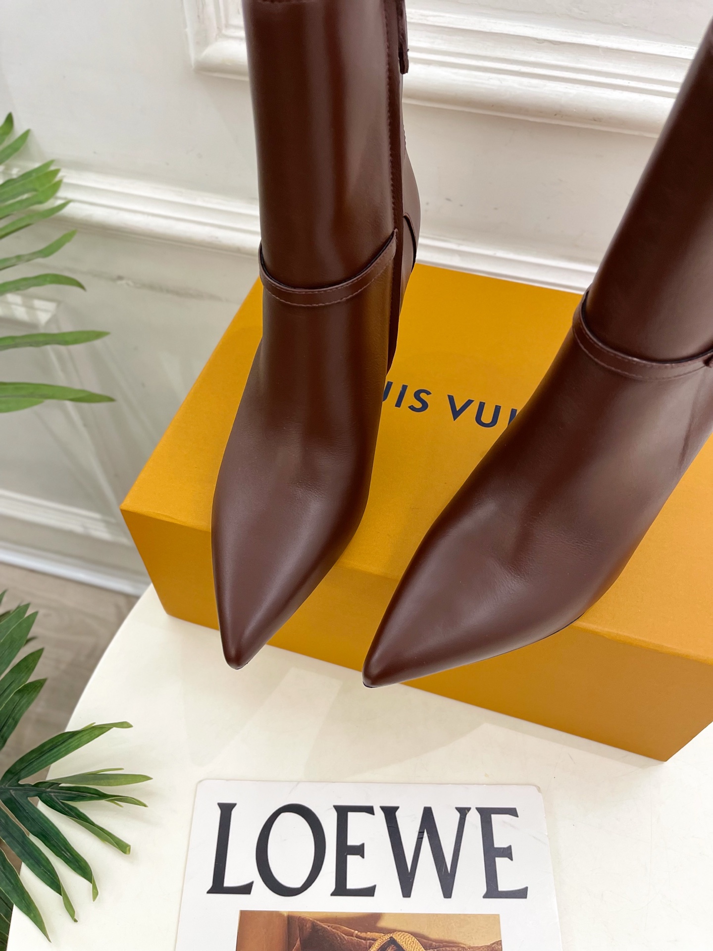 LV | 路易威登 25𝐬𝐬🧡💚2025秋冬新品 顶级版本⚠️专柜主打最新款 老花皮带扣尖头高跟短靴 硬