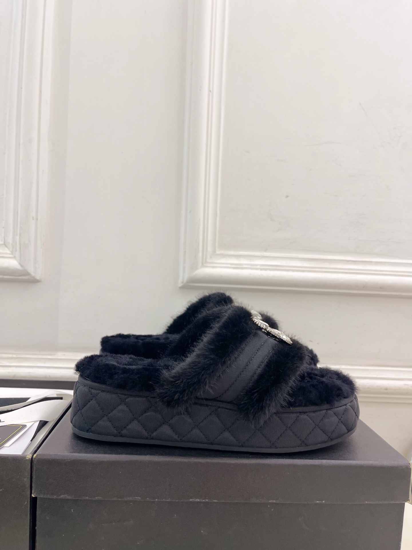 𝐂𝐇𝐀𝐍𝐄𝐋 | 小香 25𝐬𝐬 🦋2025 秋冬新品 专柜经典款 小香双C水钻扣夹脚毛毛拖鞋系列上新〰