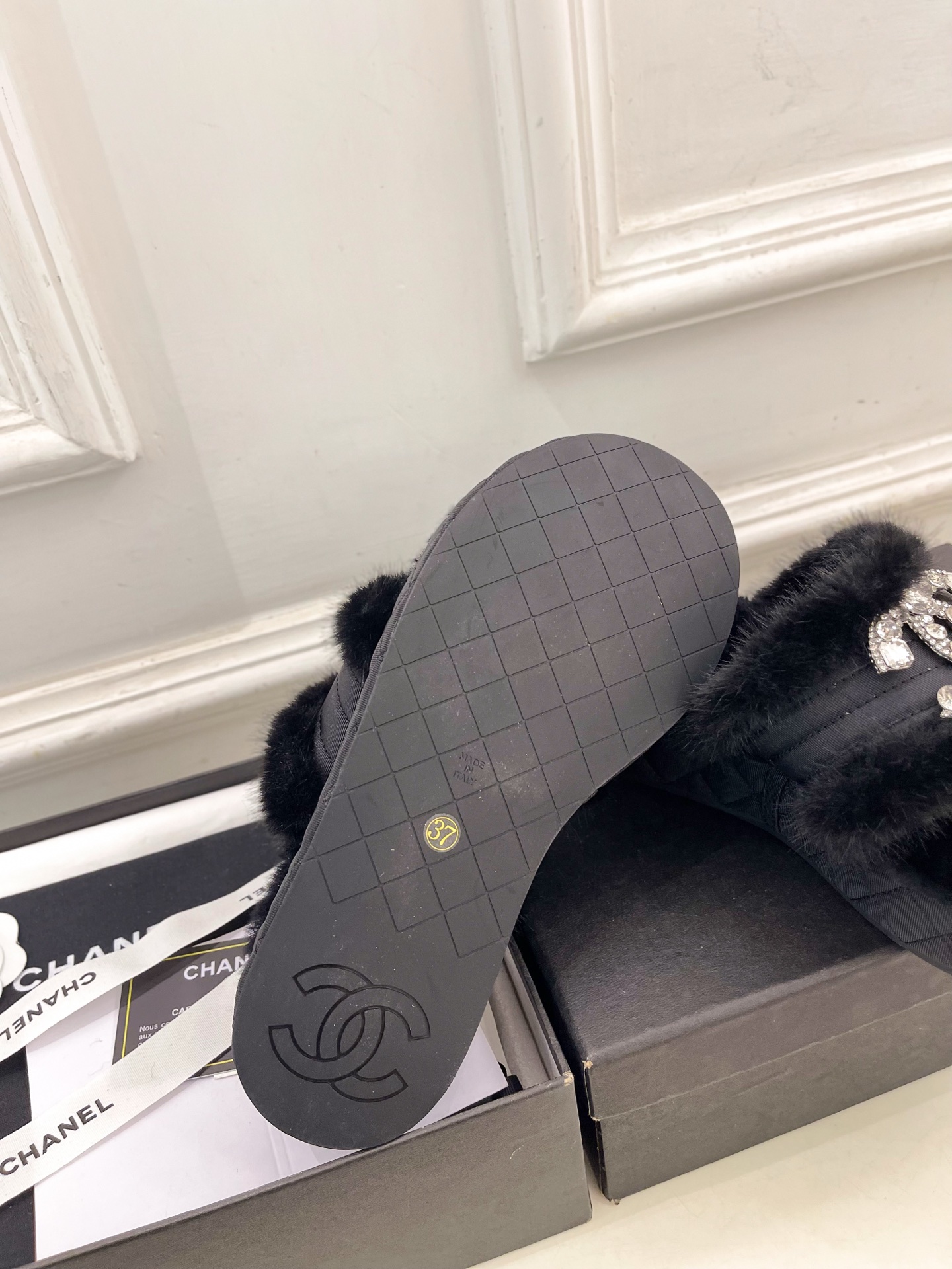 𝐂𝐇𝐀𝐍𝐄𝐋 | 小香 25𝐬𝐬 🦋2025 秋冬新品 专柜经典款 小香双C水钻扣夹脚毛毛拖鞋系列上新〰
