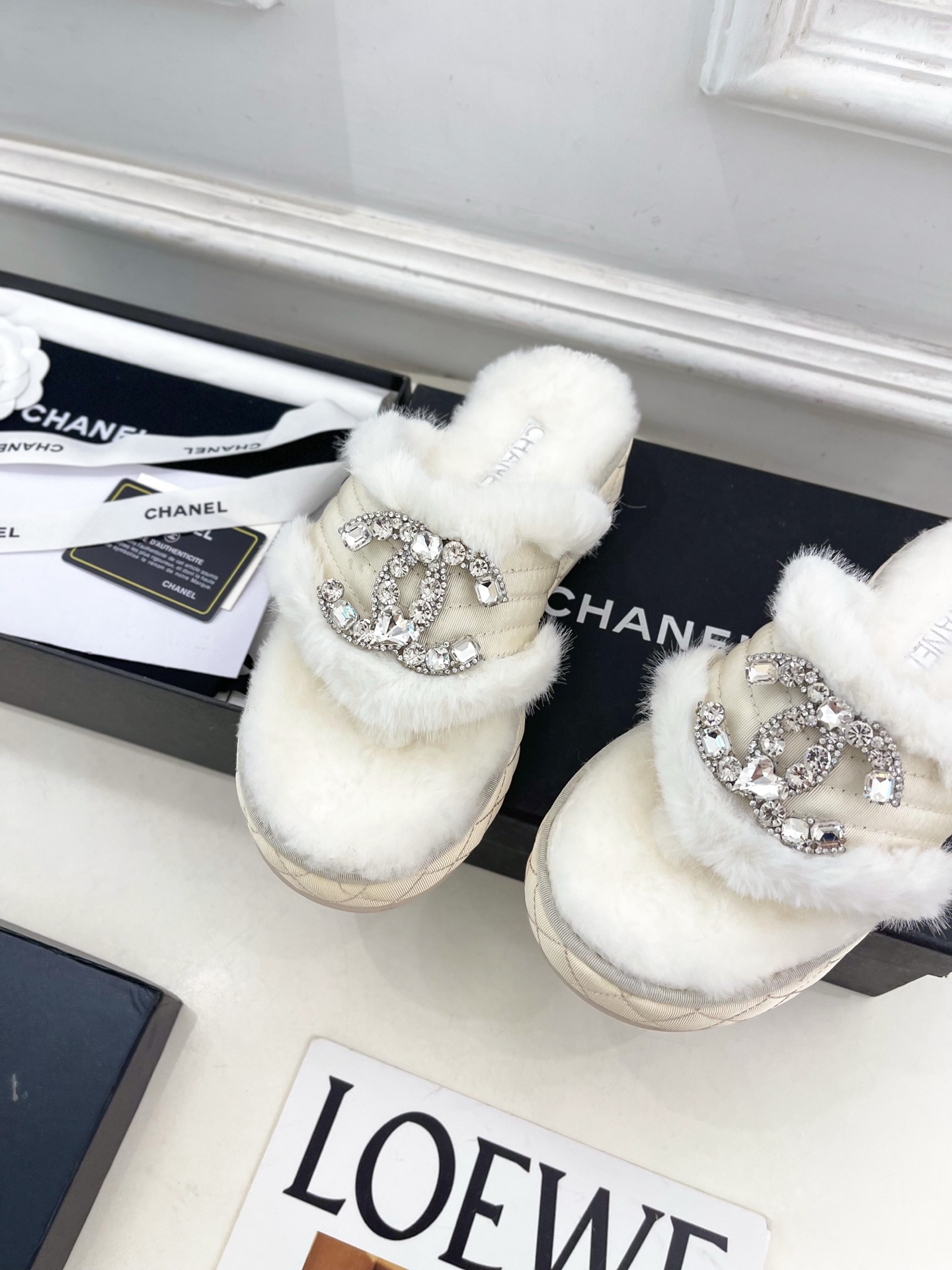 𝐂𝐇𝐀𝐍𝐄𝐋 | 小香 25𝐬𝐬 🦋2025 秋冬新品 专柜经典款 小香双C水钻扣夹脚毛毛拖鞋系列上新〰