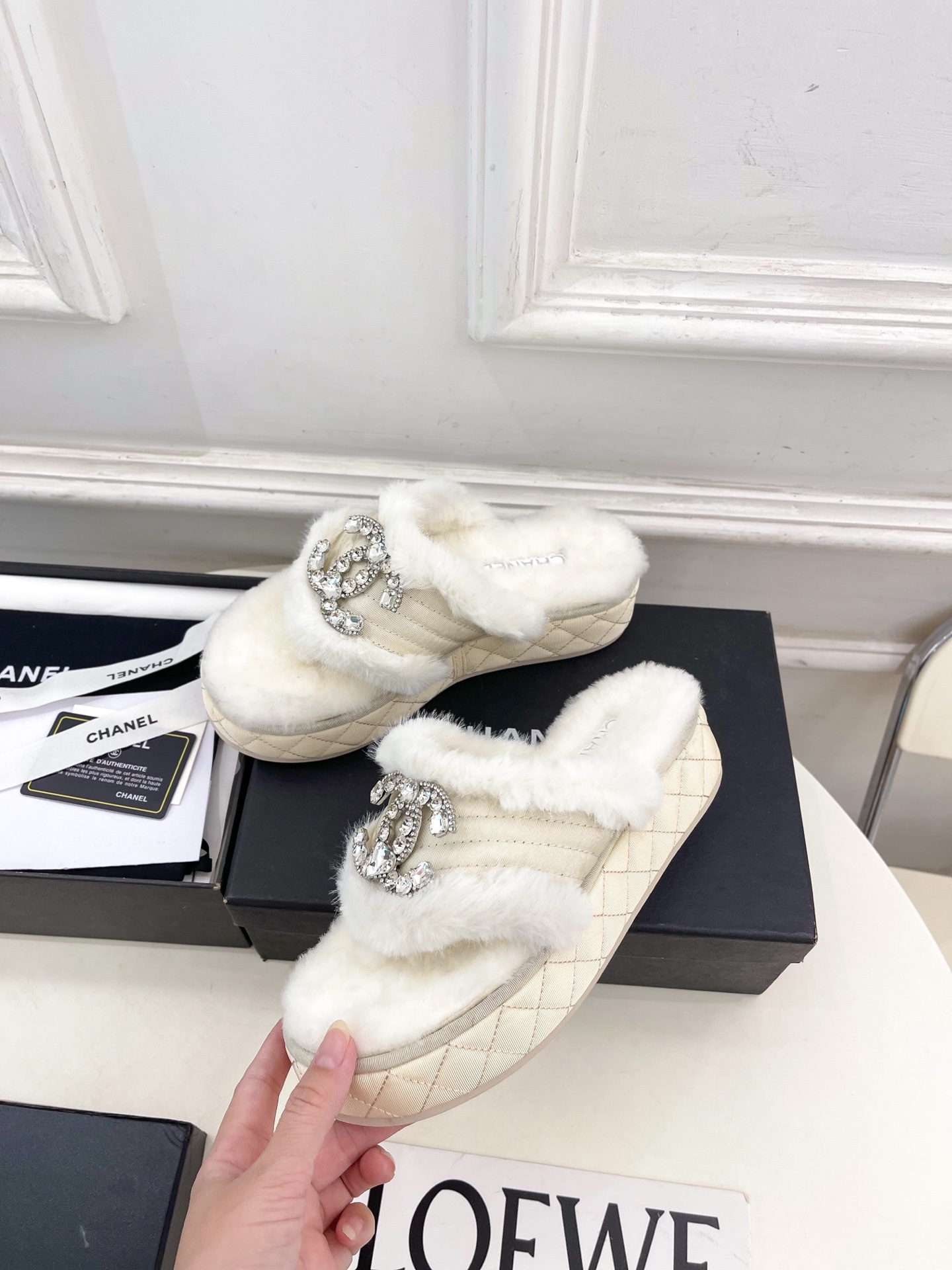 𝐂𝐇𝐀𝐍𝐄𝐋 | 小香 25𝐬𝐬 🦋2025 秋冬新品 专柜经典款 小香双C水钻扣夹脚毛毛拖鞋系列上新〰