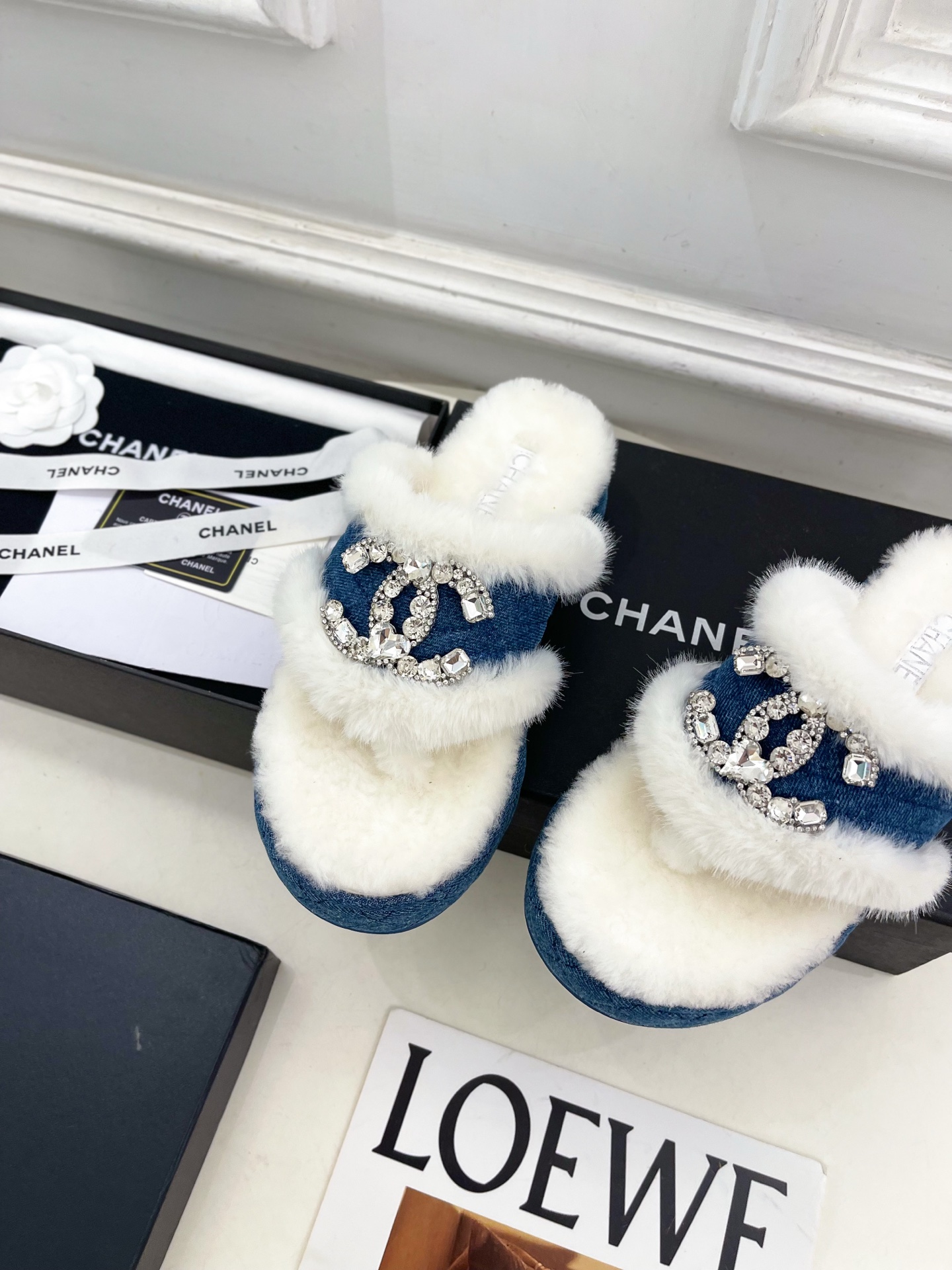 𝐂𝐇𝐀𝐍𝐄𝐋 | 小香 25𝐬𝐬 🦋2025 秋冬新品 专柜经典款 小香双C水钻扣夹脚毛毛拖鞋系列上新〰