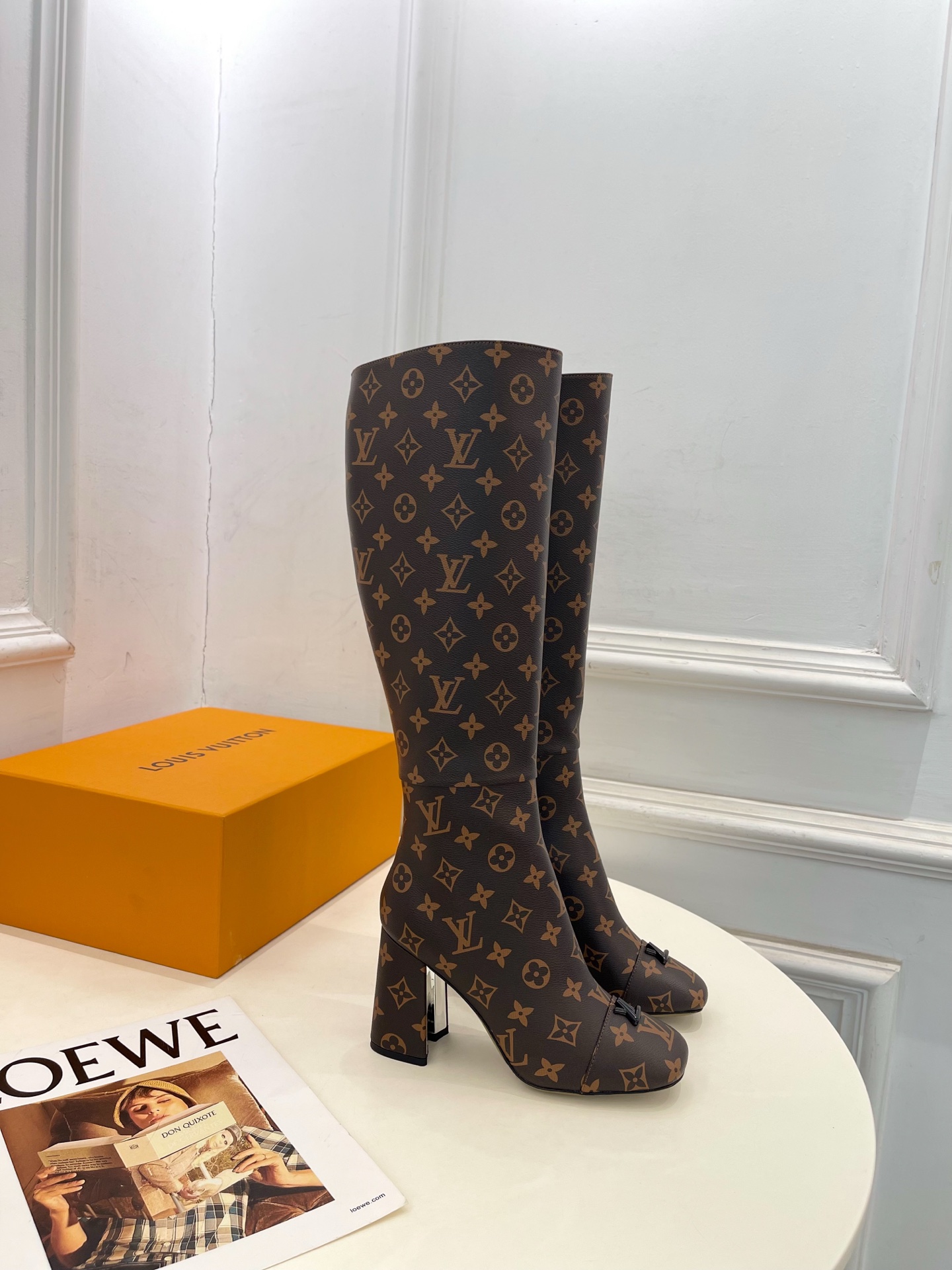 NO:545157,LV | Louis Vuitton 25 autumn and winter new model, the top version is the same as the original version, the counter is the latest model, SWING V-shaped hollow square heel high heel boots, the hard goods are on the new BS purchasing level!  Full of high-end feeling!  A popular model from domestic and foreign bloggers, retro and fashionable, beautiful!  Official website main model★ ━━━━━ t ━━━━━━━━━━━━ High custom calf leather/presby leather/denim imported inner mixed-bred sheepskin outsole original Italian leather outsole heel height 5.5cm/9cm shoe size: 35-39 (34.40.41 custom-made non-return) Medium heel high heel, boots, louis vuitton, louis vuitton,stuart weitzman, boots, cowhide, sheepskin,Leather soles19860909LV | 路易威登 25  秋冬新款 顶级版本原版一致 专柜主打最新款 SWING V形镂空方跟高跟长靴 硬货上新 BS代购级别！高级感十足！国内外博主刷爆的一款,复古又时髦上脚美炸了！官网主推款★ ━━━━━ t ━━━━━ 鞋面高定制小牛皮/老花皮/牛仔布 内里进口混种羊皮里 大底原版意大利真皮大底 跟高5.5cm/9cm 鞋码: 35-39（34.40.41定制不退换） 中跟 高跟,靴子,louis vuitton,louis vuitton,stuart weitzman,boots,cowhide,sheepskin,Leather soles,Women's Shoes