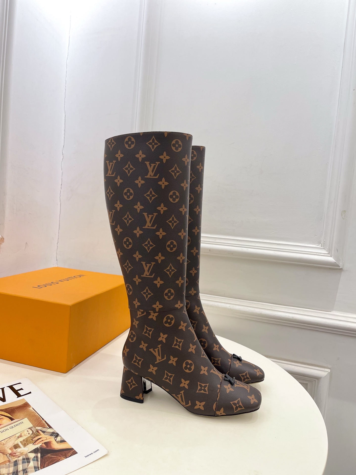 NO:545163,LV | Louis Vuitton 25 autumn and winter new model, the top version is the same as the original version, the counter is the latest model, SWING V-shaped hollow square heel boots, hard goods are on the newest, BS purchasing level!  Full of high-end feeling!  A popular model from domestic and foreign bloggers, retro and fashionable, beautiful!  Official website main model★ ━━━━━ t ━━━━━━━━━━━━ High custom calf leather/presby leather/denim imported inner mixed-bred sheepskin outsole original Italian leather outsole heel height 5.5cm/9cm shoe size: 35-39 (34.40.41 custom-made non-return) Medium heel high heel, boots, louis vuitton, louis vuitton, stuart weitzman, boots, cowhide, sheepskin, Leather soles19860909LV | 路易威登 25  秋冬新款 顶级版本原版一致 专柜主打最新款 SWING V形镂空方跟长靴 硬货上新 BS代购级别！高级感十足！国内外博主刷爆的一款,复古又时髦上脚美炸了！官网主推款★ ━━━━━ t ━━━━━ 鞋面高定制小牛皮/老花皮/牛仔布 内里进口混种羊皮里 大底原版意大利真皮大底 跟高5.5cm/9cm 鞋码: 35-39（34.40.41定制不退换） 中跟 高跟,靴子,louis vuitton,louis vuitton,stuart weitzman,boots,cowhide,sheepskin,Leather soles,Women's Shoes
