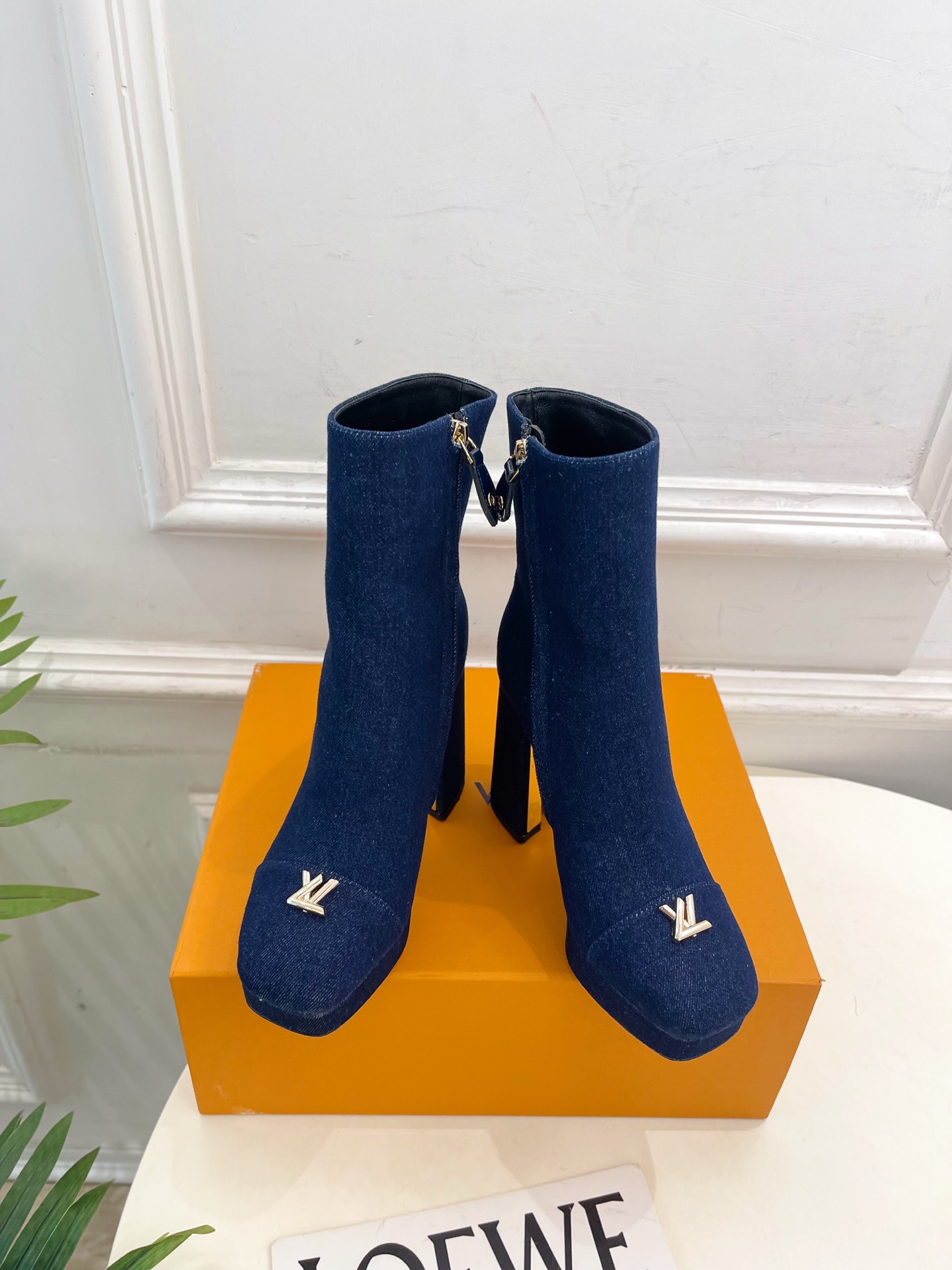 NO:545169,LV | Louis Vuitton 25 2025 autumn and winter new products, top version, the counter specializes in the latest V-shaped hollow square heel high-heeled platform and bare boots, new hard goods, BS purchasing level!  Full of high-end feel!  A popular model among bloggers at home and abroad, it is retro, fashionable and looks great on your feet!  Official website main recommendation★ ━━━━━ t ━━━━━ Highly customized uppers made of calfskin/old leather/denim, lining imported goatskin lining, outsole original Italian leather outsole, heel height 11cm, water platform 2.5cm, shoe size: 35-39 (34, 40, 41 customization is not returnable), boots, louis  vuitton,louis vuitton,boots,cowhide,sheepskin,Leather soles19860909LV | 路易威登 25 2025秋冬新品 顶级版本 专柜主打最新款 V形镂空方跟高跟防水台及裸靴 硬货上新 BS代购级别！高级感十足！国内外博主刷爆的一款,复古又时髦上脚美炸了！官网主推款★ ━━━━━ t ━━━━━ 鞋面高定制小牛皮/老花皮/牛仔布 内里进口山羊皮里 大底原版意大利真皮大底 跟高11cm、水台2.5cm 鞋码: 35-39（34、40、41定制不退换）,靴子,louis vuitton,louis vuitton,boots,cowhide,sheepskin,Leather soles,Women's Shoes