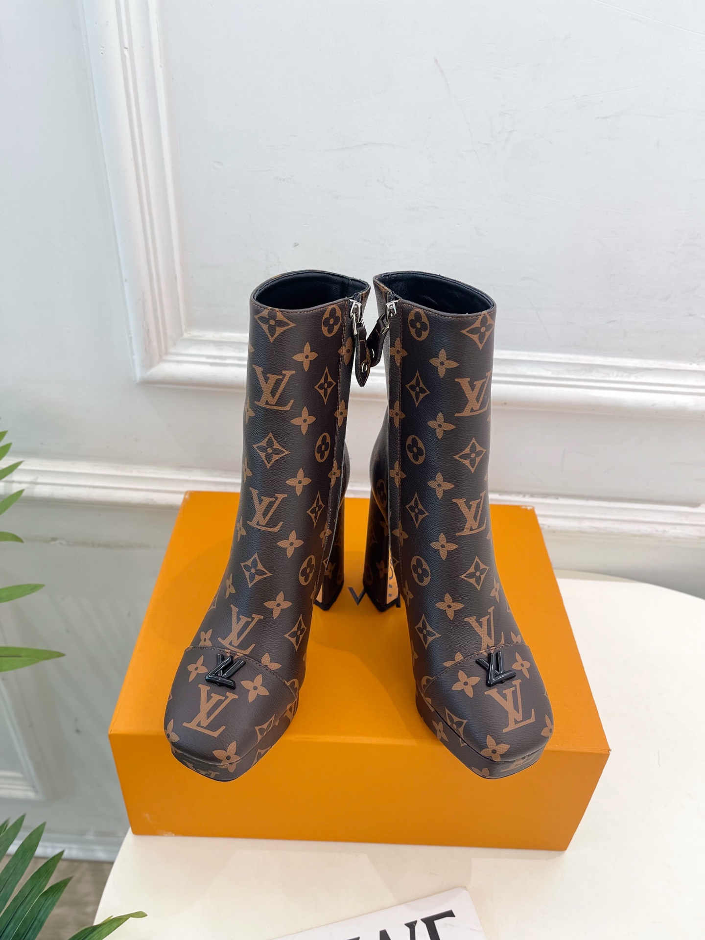 NO:546294,LV | Louis Vuitton 25 2025 autumn and winter new products Top version The counter focuses on the latest models, V-shaped hollow square heel high heel waterproof platform and naked boots, new products for hard goods, BS purchasing level!  Full of high-end feeling!  A popular model from domestic and foreign bloggers, retro and fashionable, beautiful!  Official website main model★ ━━━━━ t ━━━━━━━━━━━━ High custom calf leather/presby leather/denim imported goatskin lining outsole original Italian leather outsole Heel height 11cm, water table 2.5cm Shoe size: 35-39 (34, 40, 41 customization without return), boots, louis vuitton, louis vuitton, boots, cowhide, sheepskin, Leather soles19860909LV | 路易威登 25 2025秋冬新品 顶级版本 专柜主打最新款 V形镂空方跟高跟防水台及裸靴 硬货上新 BS代购级别！高级感十足！国内外博主刷爆的一款,复古又时髦上脚美炸了！官网主推款★ ━━━━━ t ━━━━━ 鞋面高定制小牛皮/老花皮/牛仔布 内里进口山羊皮里 大底原版意大利真皮大底 跟高11cm、水台2.5cm 鞋码: 35-39（34、40、41定制不退换）,靴子,louis vuitton,louis vuitton,boots,cowhide,sheepskin,Leather soles,Women's Shoes