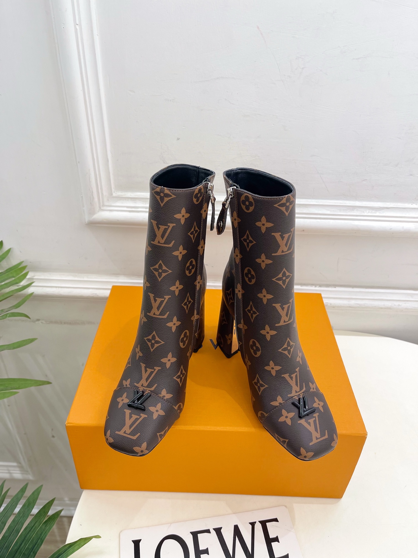 NO:546265,LV | Louis Vuitton 25 autumn and winter new model, the top version is the same as the original version, the counter is the latest model, SWING V-shaped hollow square heel high heel boots, the hard goods are new, BS purchasing level!  Full of high-end feeling!  A popular model from domestic and foreign bloggers, retro and fashionable, beautiful!  Official website main model★ ━━━━━ t ━━━━━━━━━━━━ High custom calf leather/presby leather/denim imported inner mixed-bred sheepskin outsole original Italian leather outsole heel height 5.5cm/9cm shoe size: 35-39 (34.40.41 custom-made non-return) Medium heel high heel, boots, louis vuitton, louis vuitton, stuart weitzman, boots, cowhide, sheepskin, Leather soles19860909LV | 路易威登 25  秋冬新款 顶级版本原版一致 专柜主打最新款 SWING V形镂空方跟高跟短靴 硬货上新 BS代购级别！高级感十足！国内外博主刷爆的一款,复古又时髦上脚美炸了！官网主推款★ ━━━━━ t ━━━━━ 鞋面高定制小牛皮/老花皮/牛仔布 内里进口混种羊皮里 大底原版意大利真皮大底 跟高5.5cm/9cm 鞋码: 35-39（34.40.41定制不退换） 中跟 高跟,靴子,louis vuitton,louis vuitton,stuart weitzman,boots,cowhide,sheepskin,Leather soles,Women's Shoes