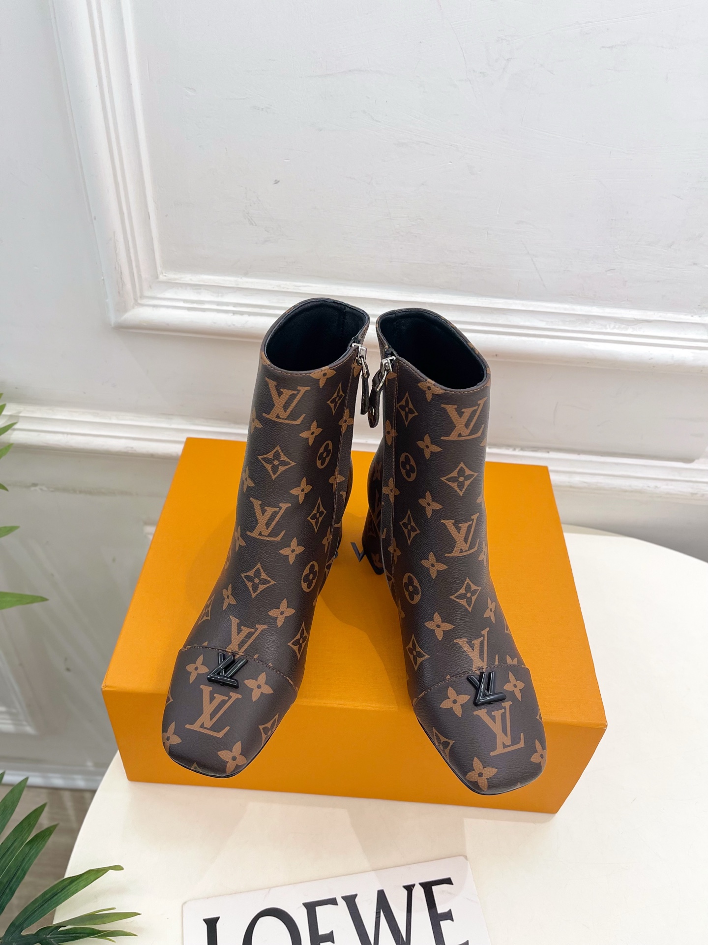 NO:546273,LV | Louis Vuitton 25 autumn and winter new model, the top version is the same as the original version, the counter is the latest model, SWING V-shaped hollow square heel short boots, hard goods are on the newest, BS purchasing level!  Full of high-end feeling!  A popular model from domestic and foreign bloggers, retro and fashionable, beautiful!  Official website main model★ ━━━━━ t ━━━━━━━━━━━━ High custom calf leather/presby leather/denim imported inner mixed-bred sheepskin outsole original Italian leather outsole heel height 5.5cm/9cm shoe size: 35-39 (34.40.41 custom-made non-return) Medium heel high heel, boots, louis vuitton, louis vuitton, stuart weitzman, boots, cowhide, sheepskin, Leather soles19860909LV | 路易威登 25  秋冬新款 顶级版本原版一致 专柜主打最新款 SWING V形镂空方跟短靴 硬货上新 BS代购级别！高级感十足！国内外博主刷爆的一款,复古又时髦上脚美炸了！官网主推款★ ━━━━━ t ━━━━━ 鞋面高定制小牛皮/老花皮/牛仔布 内里进口混种羊皮里 大底原版意大利真皮大底 跟高5.5cm/9cm 鞋码: 35-39（34.40.41定制不退换） 中跟 高跟,靴子,louis vuitton,louis vuitton,stuart weitzman,boots,cowhide,sheepskin,Leather soles,Women's Shoes