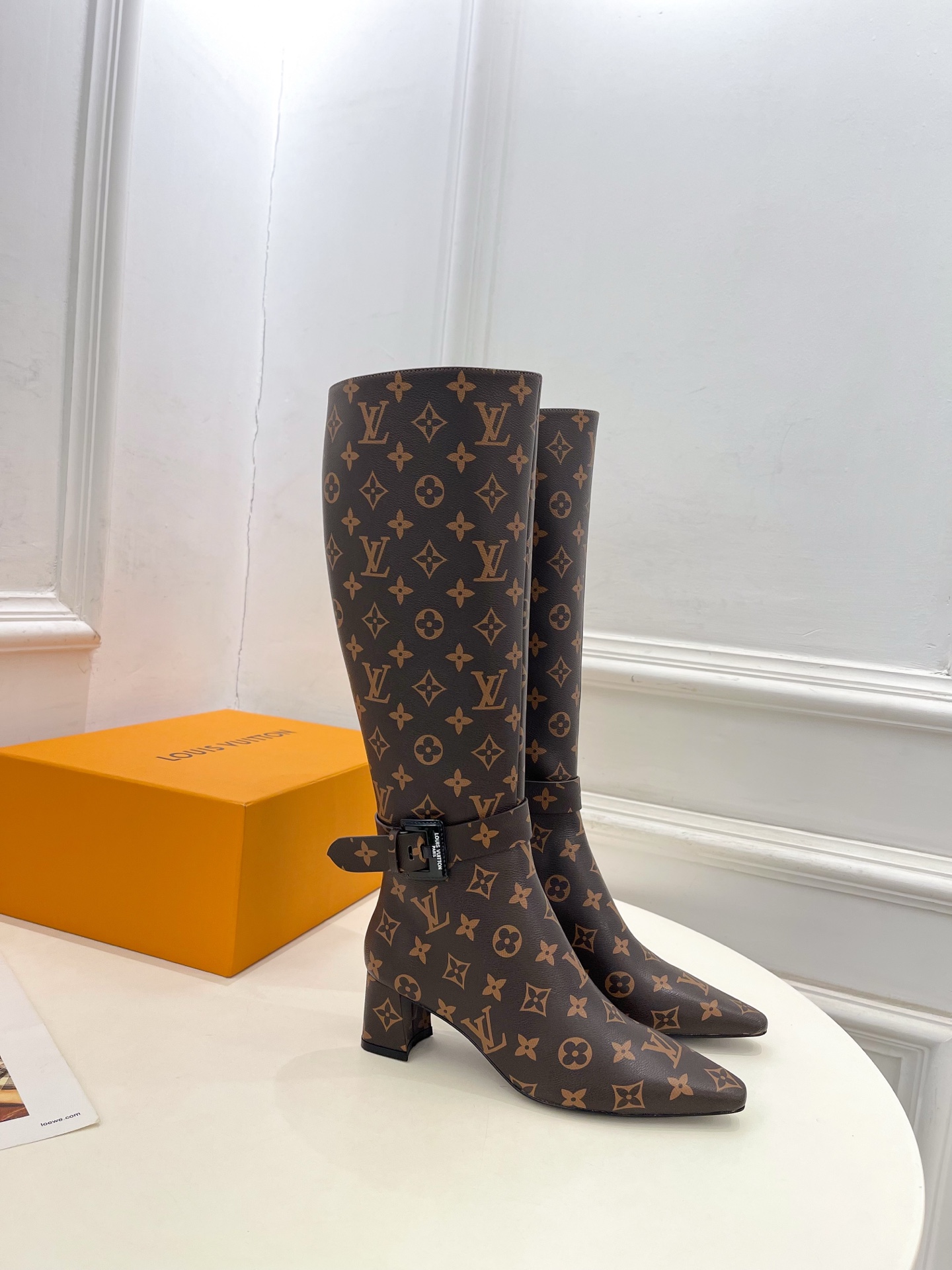 NO:546287,LV | Louis Vuitton 25 new autumn and winter models. The top version is the same as the original version. The counter features the latest FUSEE square buckle side zipper boots. New hard goods. BS purchasing level!  Full of high-end feel!  A popular model among bloggers at home and abroad, it is retro, fashionable and looks great on your feet!  The official website's main recommendation★ ━━━━━t ━━━━━ Highly customized upper with open edge beads cowhide/presbyopia/denim, lining imported goatskin lining, outsole original Italian leather outsole, heel height 5cm, shoe size: 35-39 (34.40.41 customized non-returnable) boots, open edge beads, boots, louis  vuitton,louis vuitton,boots,cowhide,sheepskin,Leather soles19860909LV | 路易威登 25  秋冬新款 顶级版本原版一致 专柜主打最新款 FUSEE 方形搭扣侧拉链长靴 硬货上新 BS代购级别！高级感十足！国内外博主刷爆的一款,复古又时髦上脚美炸了！官网主推款★ ━━━━━ t ━━━━━ 鞋面高定制开边珠牛皮/老花/牛仔布 内里进口山羊皮里 大底原版意大利真皮大底 跟高 5cm 鞋码: 35-39（34.40.41定制不退换） 长靴、开边珠,靴子,louis vuitton,louis vuitton,boots,cowhide,sheepskin,Leather soles,Women's Shoes