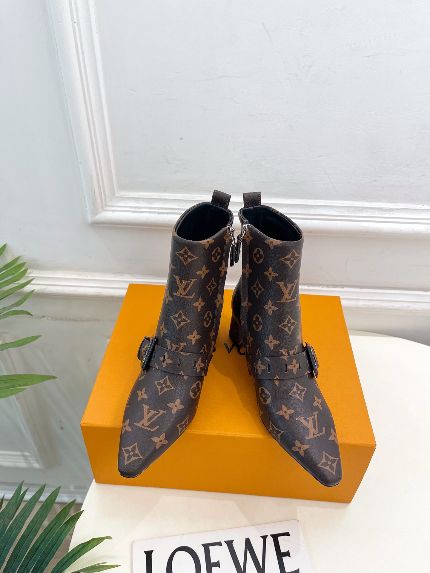 NO:546288,LV | Louis Vuitton 25 2025 Autumn and Winter New Model Top version is consistent with the original version. The counter focuses on the latest model FUSEE square buckle side zipper and naked boots. Hard goods are new. BS purchasing level!  Full of high-end feeling!  A popular model from domestic and foreign bloggers, retro and fashionable, beautiful!  Official website main model★ ━━━━━ t ━━━━━━━━━━━━ High upper custom edge bead cowhide/preschool/denim imported goatskin lining outsole original Italian leather outsole heel height 5cm shoe size: 35-39 (34.40.41 custom non-return) Short boots, edge beads, boots, louis vuitton, louis vuitton, boots, cowhide, sheepskin, Leather soles19860909LV | 路易威登 25 2025 秋冬新款 顶级版本原版一致 专柜主打最新款 FUSEE 方形搭扣侧拉链及裸靴 硬货上新 BS代购级别！高级感十足！国内外博主刷爆的一款,复古又时髦上脚美炸了！官网主推款★ ━━━━━ t ━━━━━ 鞋面高定制开边珠牛皮/老花/牛仔布 内里进口山羊皮里 大底原版意大利真皮大底 跟高 5cm 鞋码: 35-39（34.40.41定制不退换） 短靴、开边珠,靴子,louis vuitton,louis vuitton,boots,cowhide,sheepskin,Leather soles,Women's Shoes