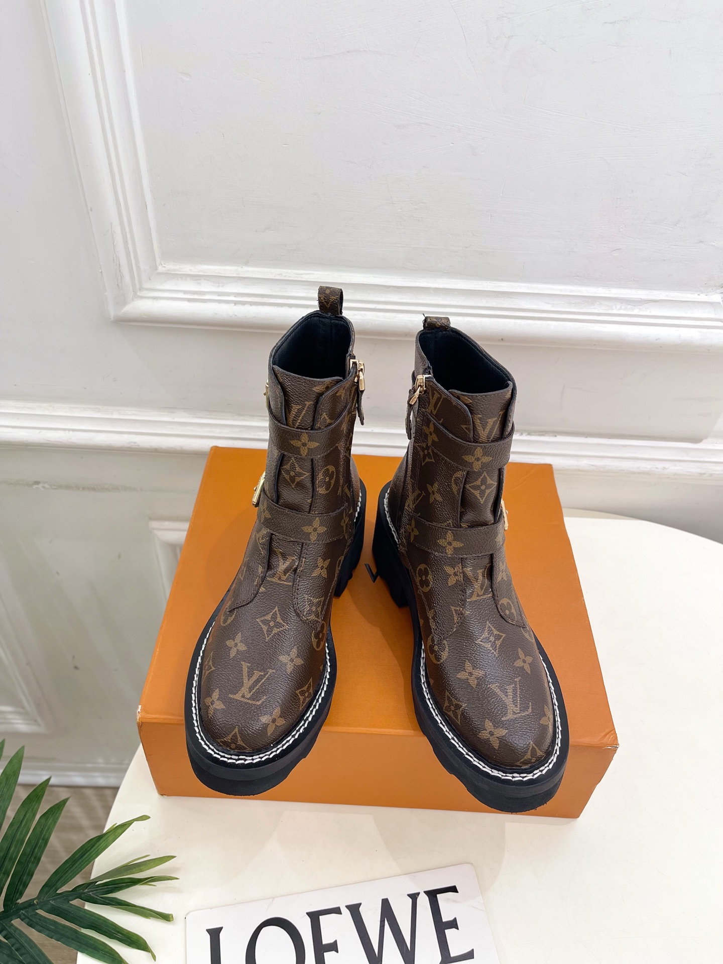 NO:546219,LV | Louis Vuitton 25 2025 Autumn and Winter Top Version The counter focuses on the latest models LV BEAUBOURG metal buckle and ankle boots motorcycle boots new in hard goods BS purchasing level!  Full of high-end feeling!  A popular model from domestic and foreign bloggers, retro and fashionable, beautiful!  Official website main model★ ━━━━━━ t ━━━━━━━━━━━━━━━━━━━━━━━━━━━━━━━━━━━━━━━━━━━━━━━━━━─Original specific calfskin/presbyterian inner lining: imported water dyed sheepskin original custom-made mold combination outsole heel height 6cm shoe size: 35-39 (40.41 custom-made non-return and exchange), boots, louis vuitton, louis vuitton, boots, cowhide, sheepskin19860909LV | 路易威登 25 2025秋冬新品顶级版本 专柜主打最新款 LV BEAUBOURG金属搭扣及踝靴 机车靴 硬货上新 BS代购级别！高级感十足！国内外博主刷爆的一款,复古又时髦上脚美炸了！官网主推款★ ━━━━━ t ━━━━━ 鞋面原版特定小牛皮/老花  内里: 进口水染羊皮里 大底原版定制开模组合大底 跟高6cm 鞋码: 35-39（40.41定制不退换）,靴子,louis vuitton,louis vuitton,boots,cowhide,sheepskin,Women's Shoes