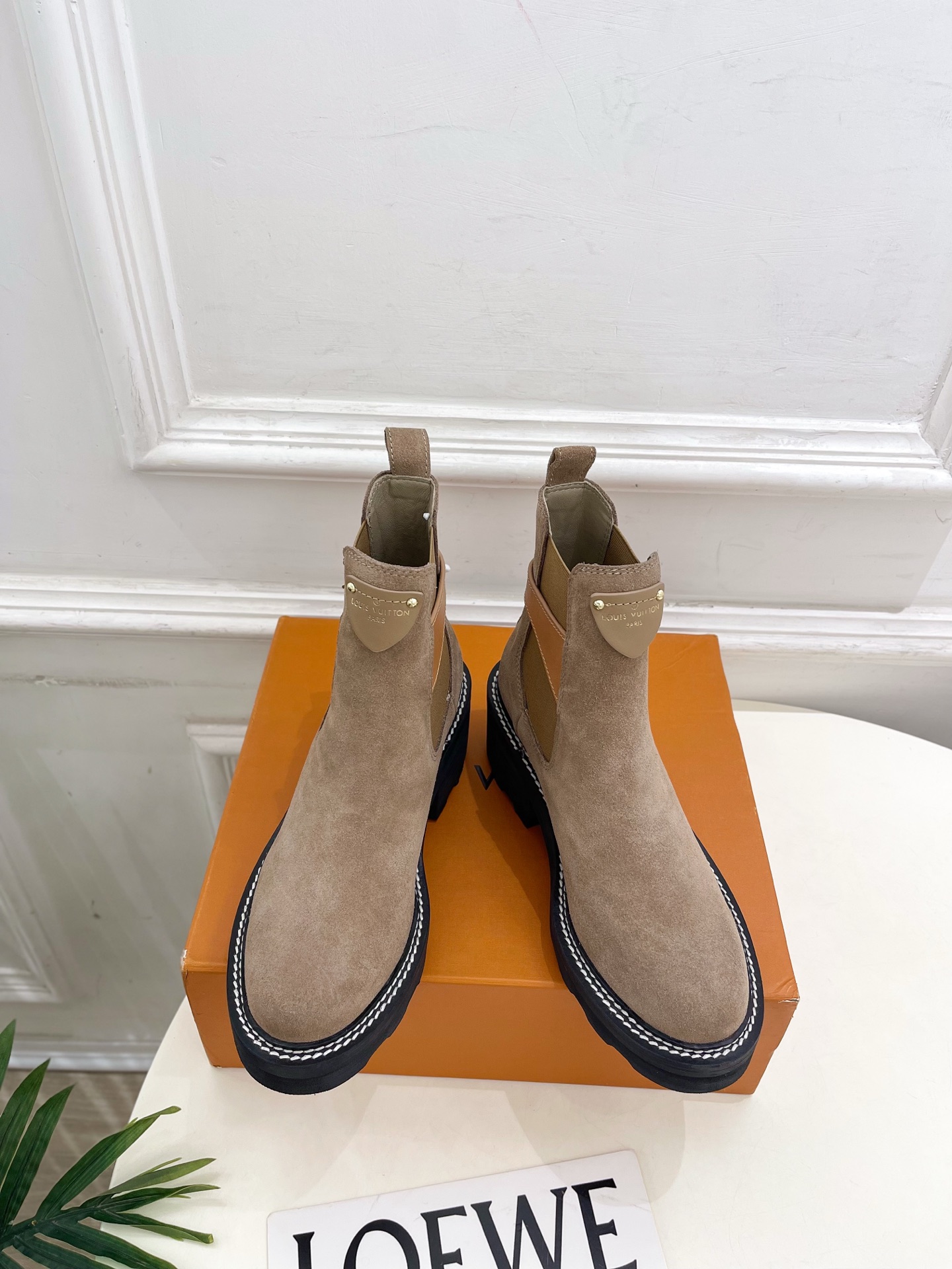 NO:546235,LV | Louis Vuitton 25 2025 Autumn and Winter Top Version The counter focuses on the latest models LV BEAUBOURG belt buckle and ankle boots, hard goods are on the newest BS purchasing level!  Full of high-end feeling!  A popular model from domestic and foreign bloggers, retro and fashionable, beautiful!  Official website main model★ ━━━━━━ t ━━━━━━━━━━━━━━━━━━━━━━━━━━━━━━━━━━━━━━━━━━━━━━━━━━━━━─Original specific cow back velvet Inner: Imported water-dyed sheepskin Outsole Original custom mold combination outsole Heel height 6cm Shoe size: 35-39 (40.41 custom-made non-re19860909LV | 路易威登 25 2025秋冬新品顶级版本 专柜主打最新款 LV BEAUBOURG皮带扣及踝靴 硬货上新 BS代购级别！高级感十足！国内外博主刷爆的一款,复古又时髦上脚美炸了！官网主推款★ ━━━━━ t ━━━━━ 鞋面原版特定牛反绒  内里: 进口水染羊皮里 大底原版定制开模组合大底 跟高6cm 鞋码: 35-39（40.41定制不退换）,靴子,louis vuitton,louis vuitton,boots,sheepskin,Women's Shoes