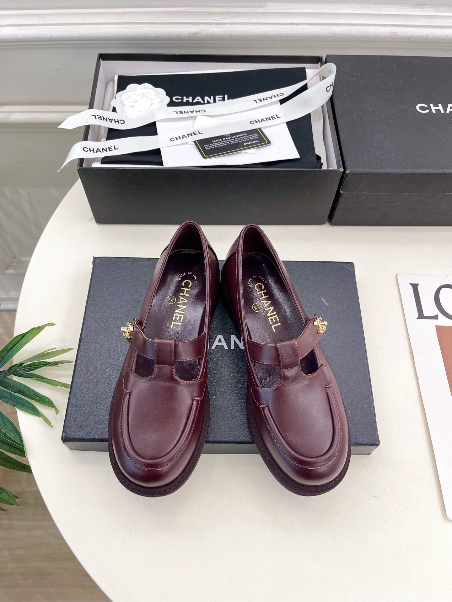 NO:558997,| Xiaoxiang 25 2025 new autumn and winter products, classic catwalk models in the counter, Xiaoxiang school bag buckle T-strap loafers are new in the series. The absolute best in the BS fashion circle. The matching will interpret the meticulous, minimalist and classic elements that will never fade away. It will show a unique dressing style that is too beautiful to say. A must-have style in summer... ━━━━━ t ━━━━━  Highly customized original calfskin upper, imported silk sheepskin lining, original Italian leather outsole, heel height 2.5cm, shoe size: 35-39 (40.41 customized, non-returnable), loafers, loafers, cowhide, sheepskin, Leather soles19860909| 小香 25 2025 秋冬新品 专柜经典走秀款 小香书包扣T字带乐福鞋 系列上新 BS时尚圈的绝绝子 搭配将演绎着细致 极简 永不褪去的经典元素 展现与众不同的穿搭风格美到无话可说 夏季必入款…… ━━━━━ t ━━━━━ 鞋面高定制原版小牛皮 内里进口丝绸羊皮里 大底原版意大利真皮大底 跟高2.5cm 鞋码: 35-39（40.41定制不退换）,乐福鞋,loafers,cowhide,sheepskin,Leather soles,Women's Shoes