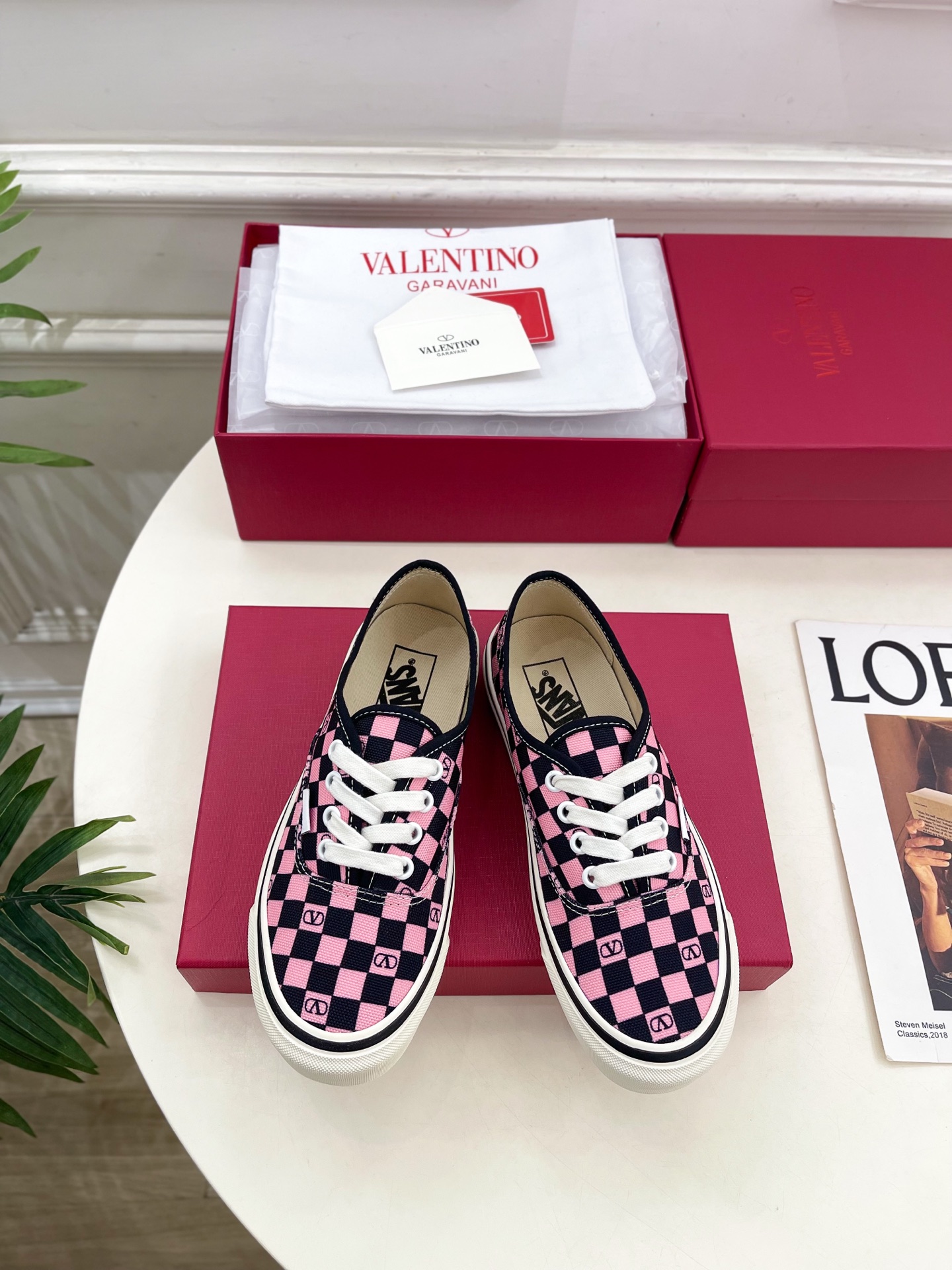 NO:558983,Valentino Valentino 2025 autumn and winter new products Valentino and VANS joint couple sneakers are new ———————————— Valentino Garavani’s classic “Roman Stud” series debuts in a new interpretation!  The latest golden V-buckle element is full of high-end feel!  BS is extremely fashionable~ Original high-customized canvas checkerboard print on the upper, imported custom canvas on the lining, original molded custom anti-slip outsole, size female 35-40 (41.42. Customized, non-refundable), male 39-44 (45.46. customized, non-refundable), price, casual shoes/sports shoes, valentino, valentino, sneakers19860909Valentino 华伦天奴 2025秋冬新品 华伦天奴与 VANS 联名情侣运动鞋 上新 —————————————— Valentino Garavani 的经典“Roman Stud”系列以全新的诠释方式首发！最新金色V扣元素 满满的高级感 ！BS时尚度爆棚～ 鞋面原版高定制帆布棋盘格印花 内里进口定制帆布 大底原版开模定制防滑大底 码数女35-40（41.42.定做不退换） 男39-44（45.46.定制不退换） 价格,休闲鞋/运动鞋,valentino,valentino,sneakers,Women's Shoes