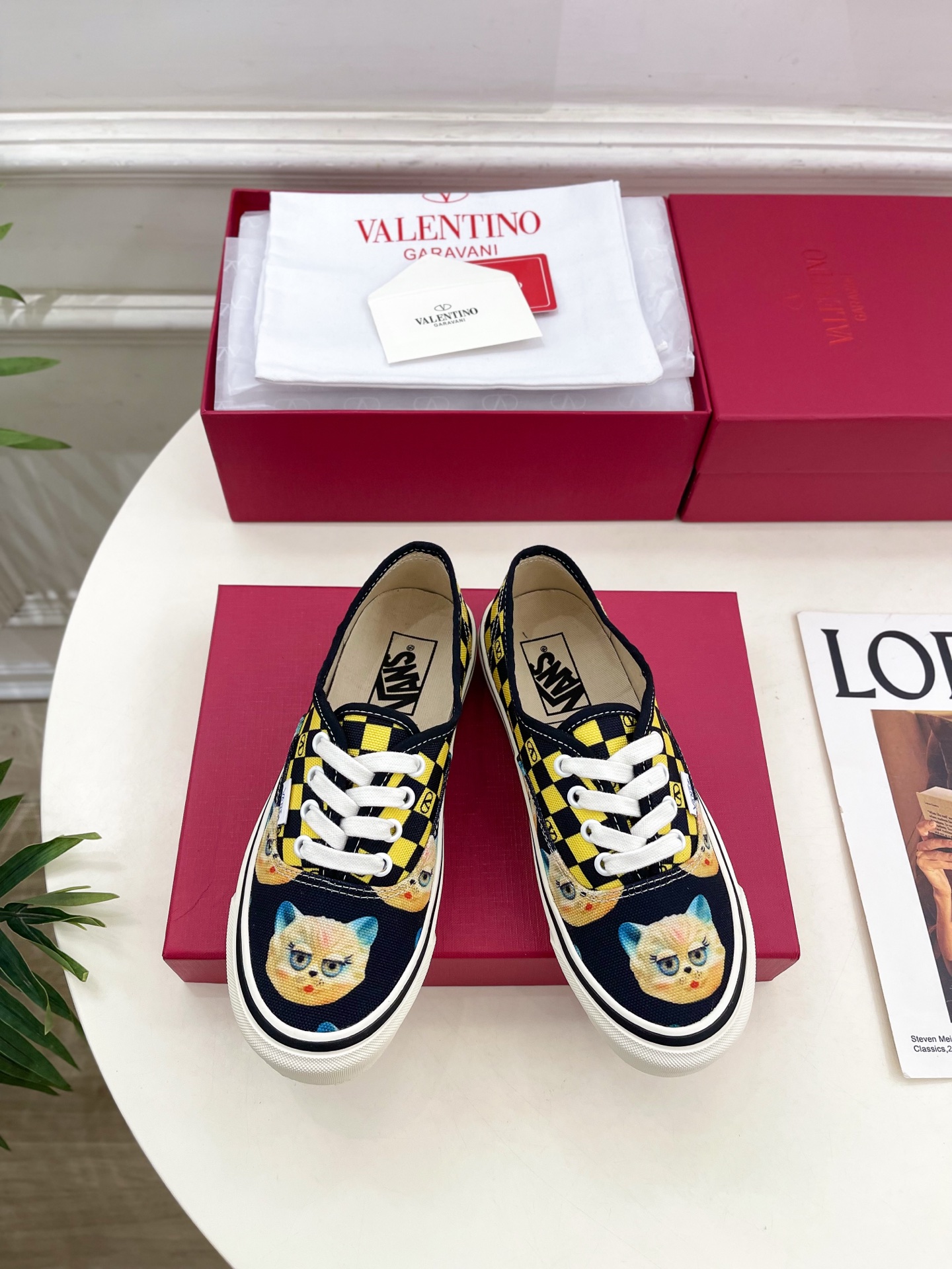 NO:558990,Valentino Valentino 2025 autumn and winter new products Valentino and VANS joint couple sneakers are new ———————————— Valentino Garavani’s classic “Roman Stud” series debuts in a new interpretation!  The latest golden V-buckle element is full of high-end feel!  BS is extremely fashionable~ Original high-customized canvas checkerboard cat print on the upper, imported custom canvas on the lining, original molded custom anti-slip outsole, size female 35-40 (41.42. Customized, non-refundable), male 39-44 (45.46. customized, non-refundable) Price, casual shoes/sports shoes, valentino, valentino, sneakers19860909Valentino 华伦天奴 2025秋冬新品 华伦天奴与 VANS 联名情侣运动鞋 上新 —————————————— Valentino Garavani 的经典“Roman Stud”系列以全新的诠释方式首发！最新金色V扣元素 满满的高级感 ！BS时尚度爆棚～ 鞋面原版高定制帆布棋盘格猫咪印花 内里进口定制帆布 大底原版开模定制防滑大底 码数女35-40（41.42.定做不退换） 男39-44（45.46.定制不退换） 价格,休闲鞋/运动鞋,valentino,valentino,sneakers,Women's Shoes