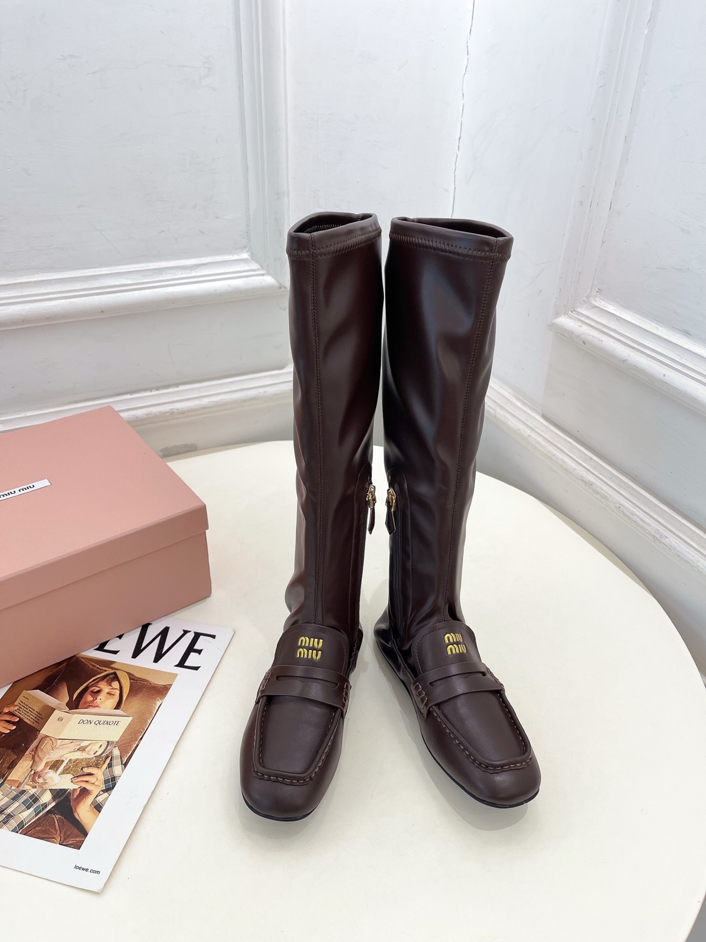 NO:559327,Miu Miu | Miu Miu 25 2025 autumn and winter new product counter features the latest catwalk style pleated Nappa Loaf stretch boots, hot new arrival!  BS Miaojia's high-end products, top-notch craftsmanship to create exquisite quality, unparalleled comfort, it is definitely a love at first sight!  Fashionable and versatile, a must-have for everyone!  T19860909Miu Miu | 缪缪 25 2025秋冬新品专柜主打最新走秀款 褶皱Nappa乐福弹力靴 火爆上新！ BS缪家高货 顶级工艺打造精品质感 无敌舒适 绝对是一见钟情款！时尚百搭,人手必备！ ━━━━━ t ━━━━━ 鞋面顶级头层小羊皮  内里: 进口羊皮里 大底原版开模防滑大底 跟高平底 鞋码: 35-39(40.41定制不退换）,靴子,miumiu,loafers,boots,sheepskin,Women's Shoes