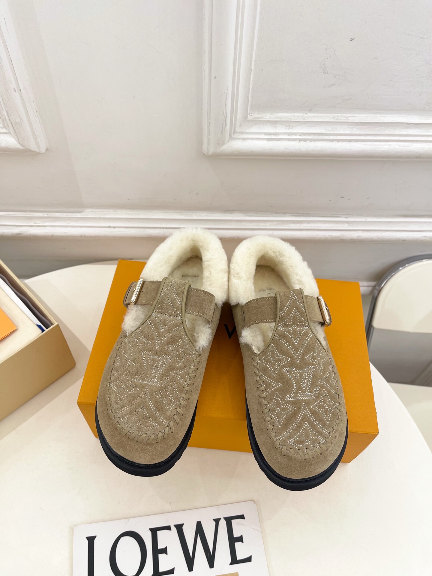 NO:559310,LV | Louis Vuitton 25 2025 autumn and winter new models, top version, the counter features the latest COMFORT embroidered pattern Mary Jane shoes, furry shoes, hard goods, new BS purchasing level!  Full of high-end feel!  A popular model among bloggers at home and abroad, it is retro, fashionable and looks great on your feet!  The official website's main recommendation★ ━━━━━ t ━━━━━ The upper is made of original high-mercerized smooth cow suede. The lining is imported Australian wool lining. The outsole is an original molded non-slip outsole. Shoe size: 35-39 (customized at 40.41), loafers, fur shoes, louis vuitton, louis vuitton, loafers, mary jane.19860909LV | 路易威登 25 2025 秋冬新款 顶级版本 专柜主打最新款 COMFORT刺绣图案玛丽珍鞋 毛毛鞋硬货上新 BS代购级别！高级感十足！国内外博主刷爆的一款,复古又时髦上脚美炸了！官网主推款★ ━━━━━ t ━━━━━ 鞋面原版特定高丝光牛反绒 内里进口澳洲羊毛里 大底原版开模防滑大底 鞋码: 35-39（40.41定制）,乐福鞋毛毛鞋,louis vuitton,louis vuitton,loafers,mary jane,Women's Shoes