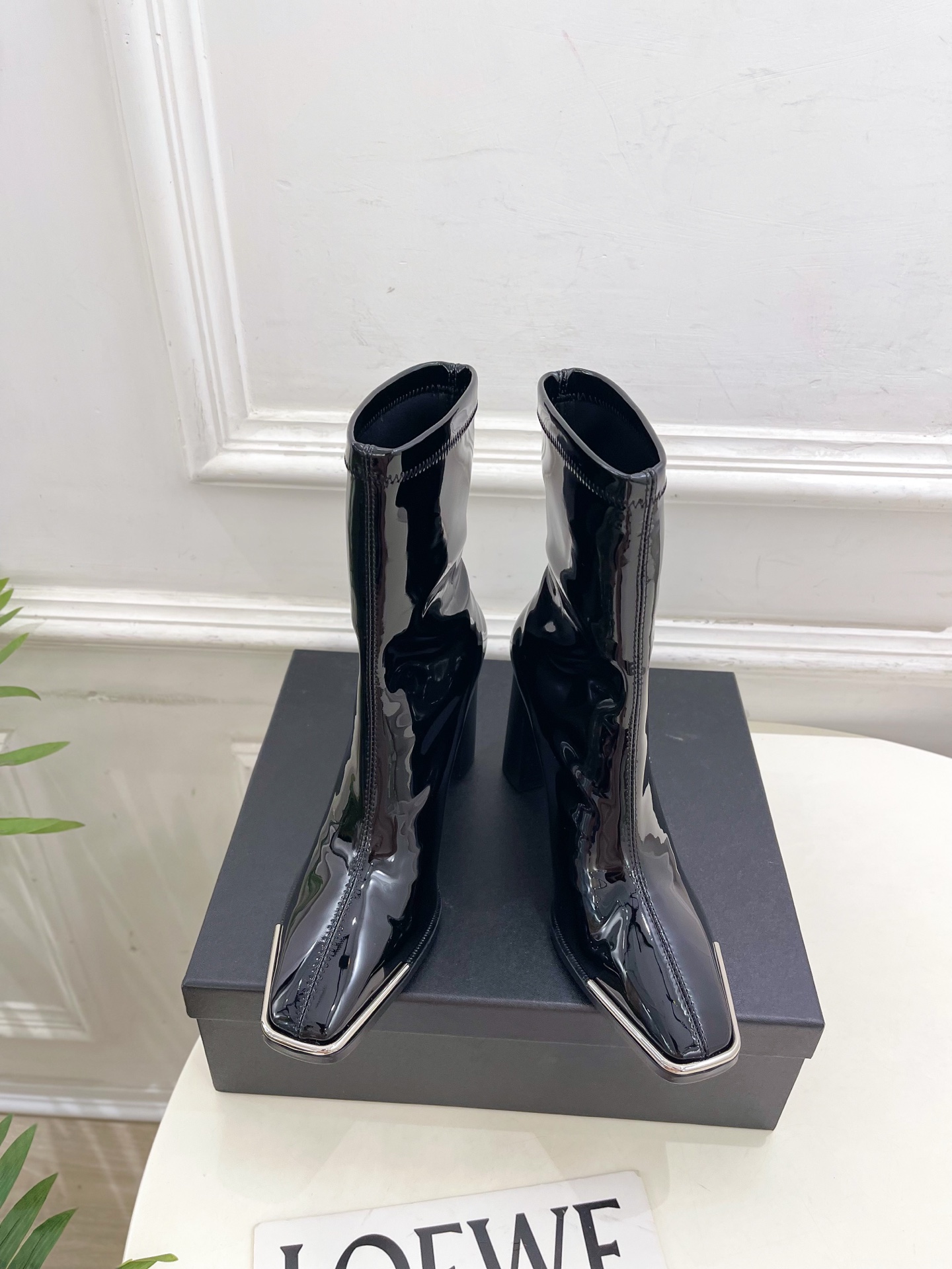 NO:561250,Alexander wang Alexander wang new autumn and winter products Alexander wang square toe metal buckle high-heeled elastic short boots long boots ———————————— The export rate is very high in European and American street photography and Instagram is also very popular. This unique style couple’s shoe last has been adjusted for a month. The overall smoothness of the lines remains consistent with the original version. BS is really handsome. Fabric: original high-customized calfskin/cow patent leather. Lining: imported sheepskin. Outsole: original imported genuine leather outsole.  Heel height: 9.5cm Size: 35-39 (34.40. Customization is non-refundable) Short boots Long boots P, boots, alexander wang, boots, cowhide, sheepskin, Leather soles19860909Alexander wang 亚力山大王 秋冬新品 大王方头金属扣高跟弹力短靴 长靴 ———————————— 在欧美街拍中出境率超高 ins也是火了一把 这款具有独特风格的情侣款“调鞋楦都调了一个月 整体线条流畅性保持跟原版一致 BS真的太帅了 面料:原版高定制小牛皮/牛漆皮 内里:进口羊皮 大底:原版进口真皮大底 跟高:9.5cm 码数:35-39（34.40.定制不退换） 短靴 长靴P,靴子,alexander wang,boots,cowhide,sheepskin,Leather soles,Women's Shoes