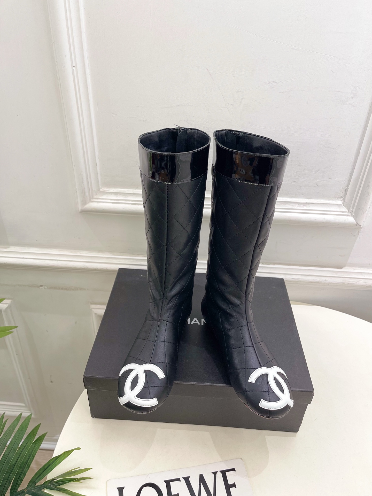 NO:561245,| Xiaoxiang 25 2025 autumn and winter new products, classic catwalk models in the counter, Xiaoxiang's large pair of C diamond mid-calf mid-calf boots are new in the series. The absolute best in the BS fashion circle. The matching will interpret the meticulous, minimalist and classic elements that will never fade away. It will show a unique dressing style that is too beautiful to say. A must-have for summer... ━━━━━ t  ━━━━━ Highly customized original lambskin for the upper, imported silk sheepskin lining for the outsole, original molded custom anti-slip outsole, high flat heel, shoe size: 35-39 (40.41 customized, non-refundable), boots, boots, sheepskin19860909| 小香 25 2025 秋冬新品 专柜经典走秀款 小香大双C菱格中古风中筒靴 系列上新 BS时尚圈的绝绝子 搭配将演绎着细致 极简 永不褪去的经典元素 展现与众不同的穿搭风格美到无话可说 夏季必入款…… ━━━━━ t ━━━━━ 鞋面高定制原版小羊皮 内里进口丝绸羊皮里 大底原版开模定制防滑大底 跟高平底 鞋码: 35-39（40.41定制不退换）,靴子,boots,sheepskin,Women's Shoes