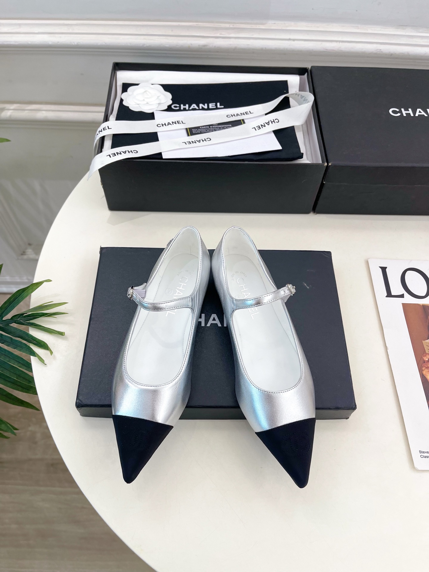 NO:561235,| Xiaoxiang 25 2025 autumn and winter new products, classic catwalk models in the counter, Xiaoxiang double C pointed toe color-blocked Mary Jane shoes are new in the series. The absolute best in the BS fashion circle. The matching will interpret the meticulous, minimalist and classic elements that will never fade away. It will show a unique dressing style that is too beautiful to say. A must-have style in summer... ━━━━━ t ━━━━━  Highly customized original lambskin upper, imported silk sheepskin lining, outsole, original Italian leather outsole, high flat heel, shoe size: 35-39 (40.41 customized, non-returnable), single shoes, mary jane, sheepskin, Leather soles19860909| 小香 25 2025秋冬新品 专柜经典走秀款 小香双C尖头拼色玛丽珍鞋 系列上新 BS时尚圈的绝绝子 搭配将演绎着细致 极简 永不褪去的经典元素 展现与众不同的穿搭风格美到无话可说 夏季必入款…… ━━━━━ t ━━━━━ 鞋面高定制原版小羊皮 内里进口丝绸羊皮里 大底原版意大利真皮大底 跟高平底 鞋码: 35-39（40.41定制不退换）,单鞋,mary jane,sheepskin,Leather soles,Women's Shoes