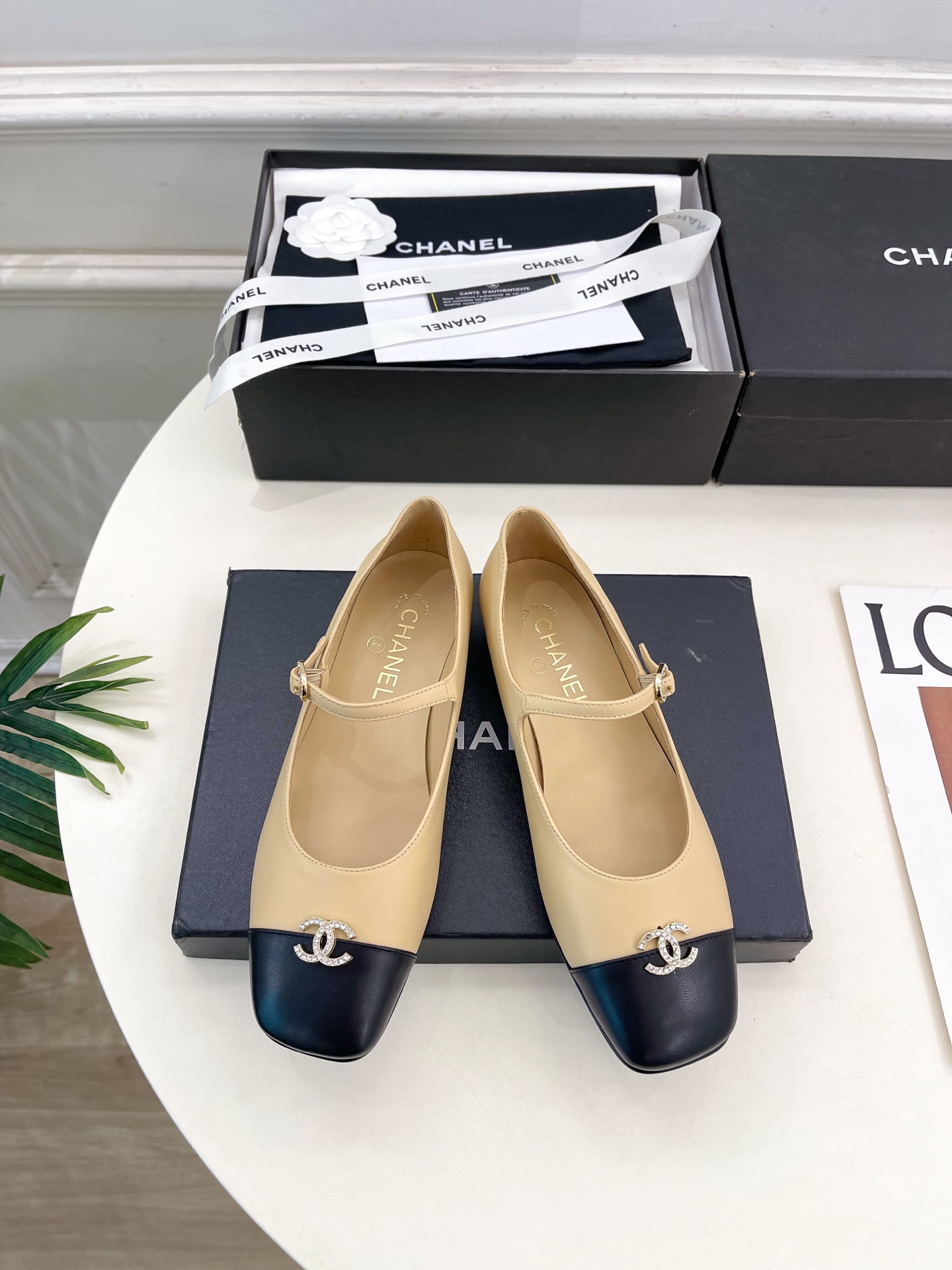 NO:561229,| Xiaoxiang 25 2025 spring and summer new products, classic catwalk models in the counter, Xiaoxiang double C rhinestone square toe Mary Jane shoes are new in the series. The absolute best in the BS fashion circle. The matching will interpret the meticulous, minimalist and classic elements that will never fade away. It will show a unique dressing style that is too beautiful to say. A must-have style in summer... ━━━━━ t ━━━━━  Highly customized original lambskin upper, imported silk sheepskin lining, outsole, original Italian leather outsole, high flat heel, shoe size: 35-39 (40.41 customized, non-returnable), single shoes, mary jane, sheepskin, Leather soles19860909| 小香 25 2025 春夏新品 专柜经典走秀款 小香双C水钻方头玛丽珍单鞋 系列上新 BS时尚圈的绝绝子 搭配将演绎着细致 极简 永不褪去的经典元素 展现与众不同的穿搭风格美到无话可说 夏季必入款…… ━━━━━ t ━━━━━ 鞋面高定制原版小羊皮 内里进口丝绸羊皮里 大底原版意大利真皮大底 跟高平底 鞋码: 35-39（40.41定制不退换）,单鞋,mary jane,sheepskin,Leather soles,Women's Shoes