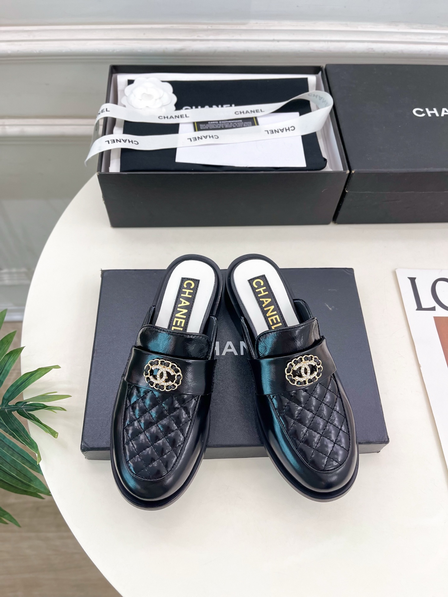 NO:561223,| Xiaoxiang 25 new autumn and winter products, classic catwalk models in the counter, Xiaoxiang double C chain diamond loafers are new in the series. The absolute best in the BS fashion circle. The matching will interpret the meticulous, minimalist and never-fading classic elements, showing a unique dressing style that is too beautiful to say. A must-have item for summer... ━━━━━ t ━━━━━  Highly customized upper with original lambskin, lining with imported silk sheepskin, outsole with original Italian leather outsole, heel height 3.5cm, shoe size: 35-39 (40.41 customized, non-refundable), half-flop, loafers, half-flop loafers, loafers, sheepskin, Leather soles19860909| 小香 25 秋冬新品 专柜经典走秀款 小香双C链条菱格乐福鞋 系列上新 BS时尚圈的绝绝子 搭配将演绎着细致 极简 永不褪去的经典元素 展现与众不同的穿搭风格美到无话可说 夏季必入款…… ━━━━━ t ━━━━━ 鞋面高定制原版小羊皮 内里进口丝绸羊皮里 大底原版意大利真皮大底 跟高3.5cm 鞋码: 35-39（40.41定制不退换） 半拖、乐福鞋,乐福鞋半拖,loafers,sheepskin,Leather soles,Women's Shoes