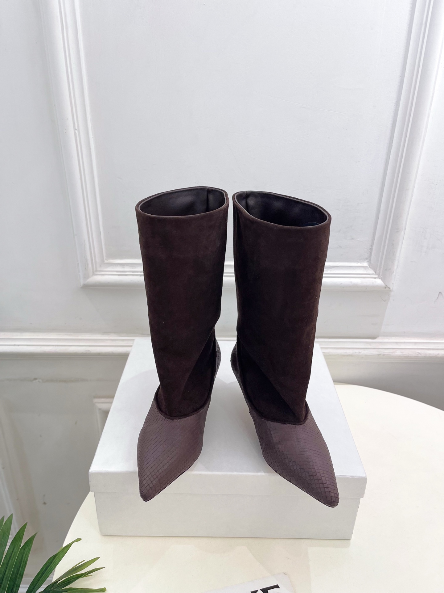 NO:561075,JACQUEMUS 2025 Spring and Summer New Product Retro Pointed Cat Heel Trouser Boots ————————— As the most popular designer brand in the past two years, the design is simple, the details are clever, fresh and refined!  If you don’t want to hit the streets with random styles, you can check out this brand. It’s relatively niche but is so easy to match. You can see this brand everywhere on Instagram and Xiaohongshu!  BS original version customized one to one!  Original specific fabric for the upper, imported mixed sheepskin lining, original Italian leather outsole, heel height 4.5cm, size 35~39 (40.41 custom made, non-returnable), boots, boots, sheepskin, Leather soles19860909JACQUEMUS 2025春夏新品 复古尖头猫跟裤管靴 ————————— 作为这两年最受欢迎的设计师牌,设计简单、细节巧妙、清新脱俗！ 不想满大街撞款的可以看看这个品牌,比较小众却又是那么好搭配,ins、小红书随处可见这个品牌的身影 ！BS原版一比一定制！ 鞋面原版特定面料 内里进口混种羊皮 大底原版意大利真皮大底 跟高4.5cm 码数35~39(40.41订做不退换）,靴子,boots,sheepskin,Leather soles,Women's Shoes