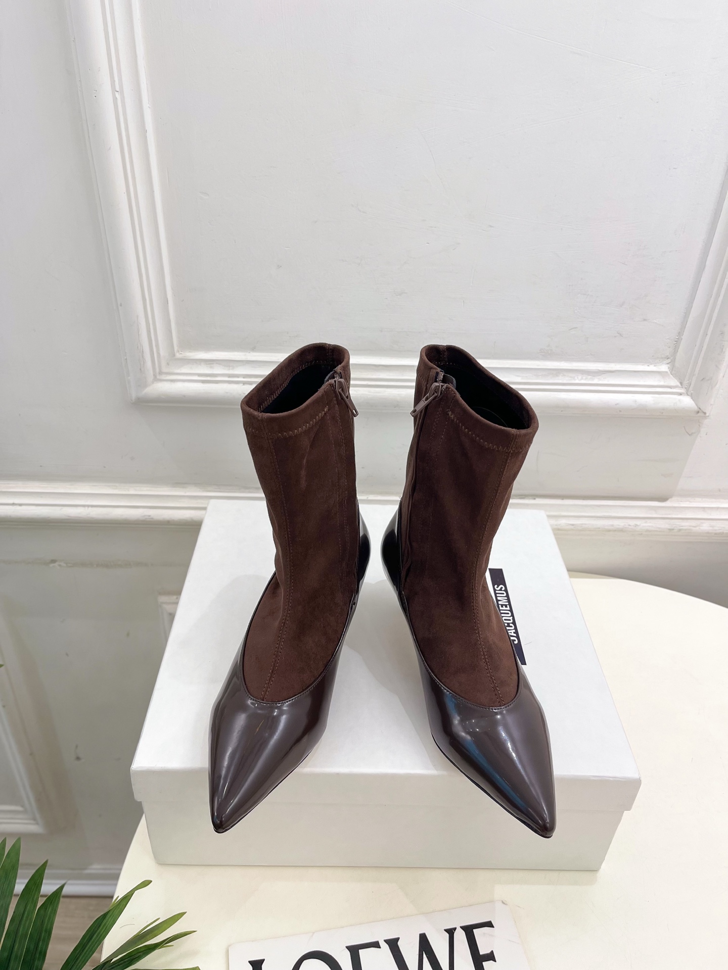 NO:561060,JACQUEMUS 2025 Autumn and Winter New Product Retro Pointed Cat Heel Stretch Short Boots ————————— As the most popular designer brand in the past two years, the design is simple, the details are clever, fresh and refined!  If you don’t want to hit the streets with random styles, you can check out this brand. It’s relatively niche but is so easy to match. You can see this brand everywhere on Instagram and Xiaohongshu!  BS original version customized one to one!  Upper original specific cow patent leather, lining imported mixed sheepskin, outsole original Italian leather outsole, heel height 4.5cm, size 35~39 (40.41 custom made, non-returnable), boots, boots, sheepskin, Leather soles19860909JACQUEMUS 2025秋冬新品 复古尖头猫跟弹力短靴 ————————— 作为这两年最受欢迎的设计师牌,设计简单、细节巧妙、清新脱俗！ 不想满大街撞款的可以看看这个品牌,比较小众却又是那么好搭配,ins、小红书随处可见这个品牌的身影 ！BS原版一比一定制！ 鞋面原版特定牛漆皮 内里进口混种羊皮 大底原版意大利真皮大底 跟高4.5cm 码数35~39(40.41订做不退换）,靴子,boots,sheepskin,Leather soles,Women's Shoes