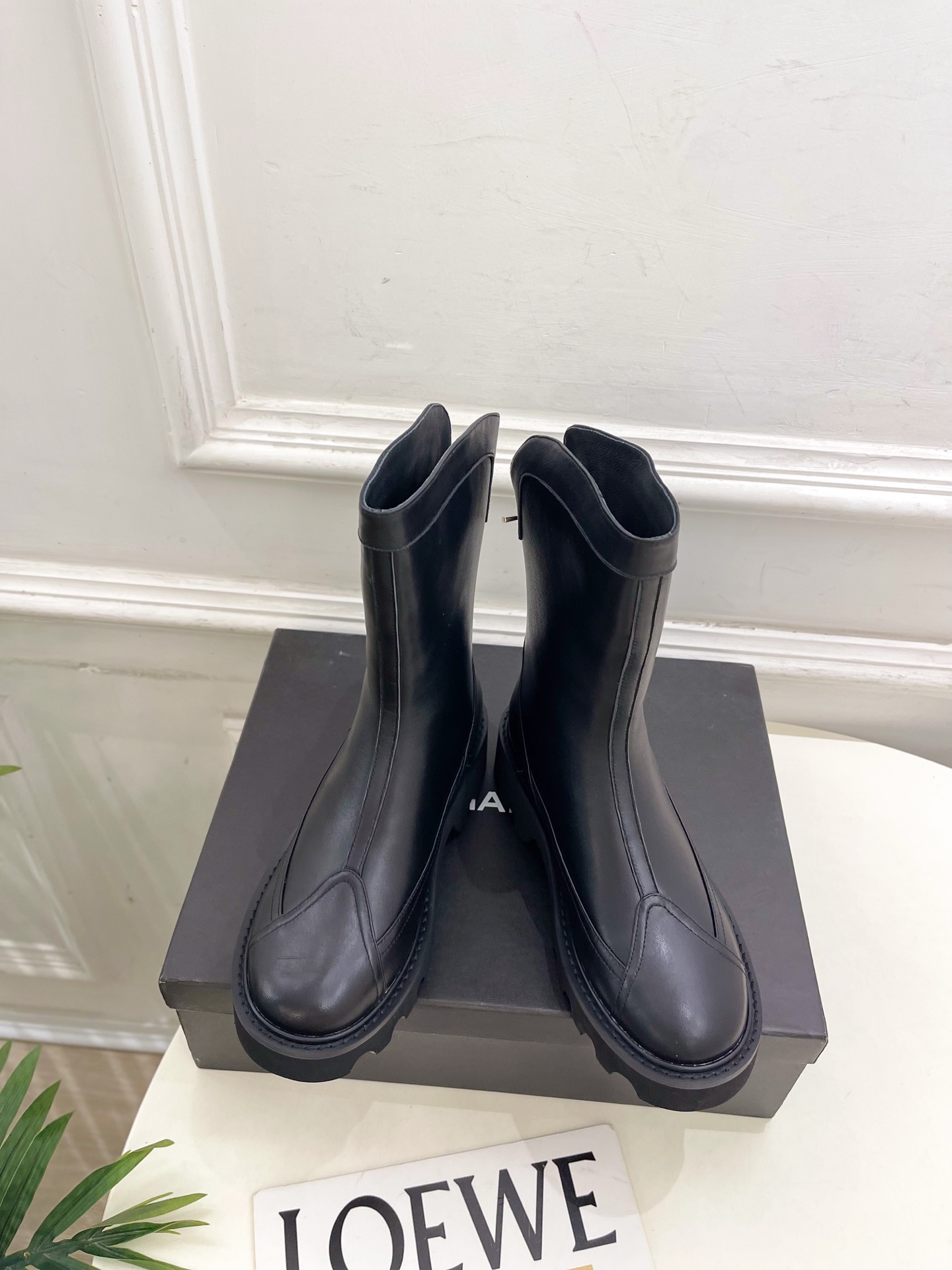 NO:561065,| Xiaoxiang 25 2025 autumn and winter new products, classic catwalk models in the counter, Xiaoxiang double C color-blocked back zipper short boots are new in the series. The absolute best in the BS fashion circle. The matching will interpret the meticulous, minimalist and classic elements that will never fade away. It will show a unique dressing style that is too beautiful to say. A must-have item for summer... ━━━━━ t ━━━━━  Highly customized upper with original lambskin/sheep lining, lining with imported silk sheepskin, outsole with original molded custom-made non-slip outsole, heel height 4.5cm, shoe size: 35-39 (40.41 customized, non-refundable), boots, boots, sheepskin, sheep19860909| 小香 25 2025 秋冬新品 专柜经典走秀款 小香双C拼色后拉链短靴 系列上新 BS时尚圈的绝绝子 搭配将演绎着细致 极简 永不褪去的经典元素 展现与众不同的穿搭风格美到无话可说 夏季必入款…… ━━━━━ t ━━━━━ 鞋面高定制原版小羊皮/羊猄 内里进口丝绸羊皮里 大底原版开模定制防滑大底 跟高4.5cm 鞋码: 35-39（40.41定制不退换）,靴子,boots,sheepskin,sheep,Women's Shoes