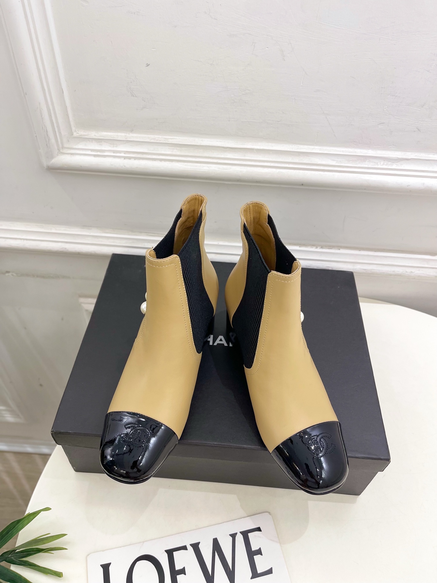 NO:561070,| Xiaoxiang 25 2025 autumn and winter new products, classic catwalk models in the counter, Xiaoxiang double C pearl color-blocked Chelsea short boots are new in the series. The absolute best in the BS fashion circle. The matching will interpret the meticulous, minimalist and never-fading classic elements, showing a unique dressing style that is too beautiful to say. A must-have item for summer... ━━━━━ t ━━━━━  Highly customized original lambskin upper, imported silk sheepskin lining, outsole, genuine leather outsole imported from Italy, heel height 5.5cm, shoe size: 35-39 (40.41 customized, non-refundable), boots, boots, sheepskin, Leather soles19860909| 小香 25 2025 秋冬新品 专柜经典走秀款 小香双C珍珠拼色切尔西短靴 系列上新 BS时尚圈的绝绝子 搭配将演绎着细致 极简 永不褪去的经典元素 展现与众不同的穿搭风格美到无话可说 夏季必入款…… ━━━━━ t ━━━━━ 鞋面高定制原版小羊皮 内里进口丝绸羊皮里 大底意大利进口真皮大底 跟高5.5cm 鞋码: 35-39（40.41定制不退换）,靴子,boots,sheepskin,Leather soles,Women's Shoes