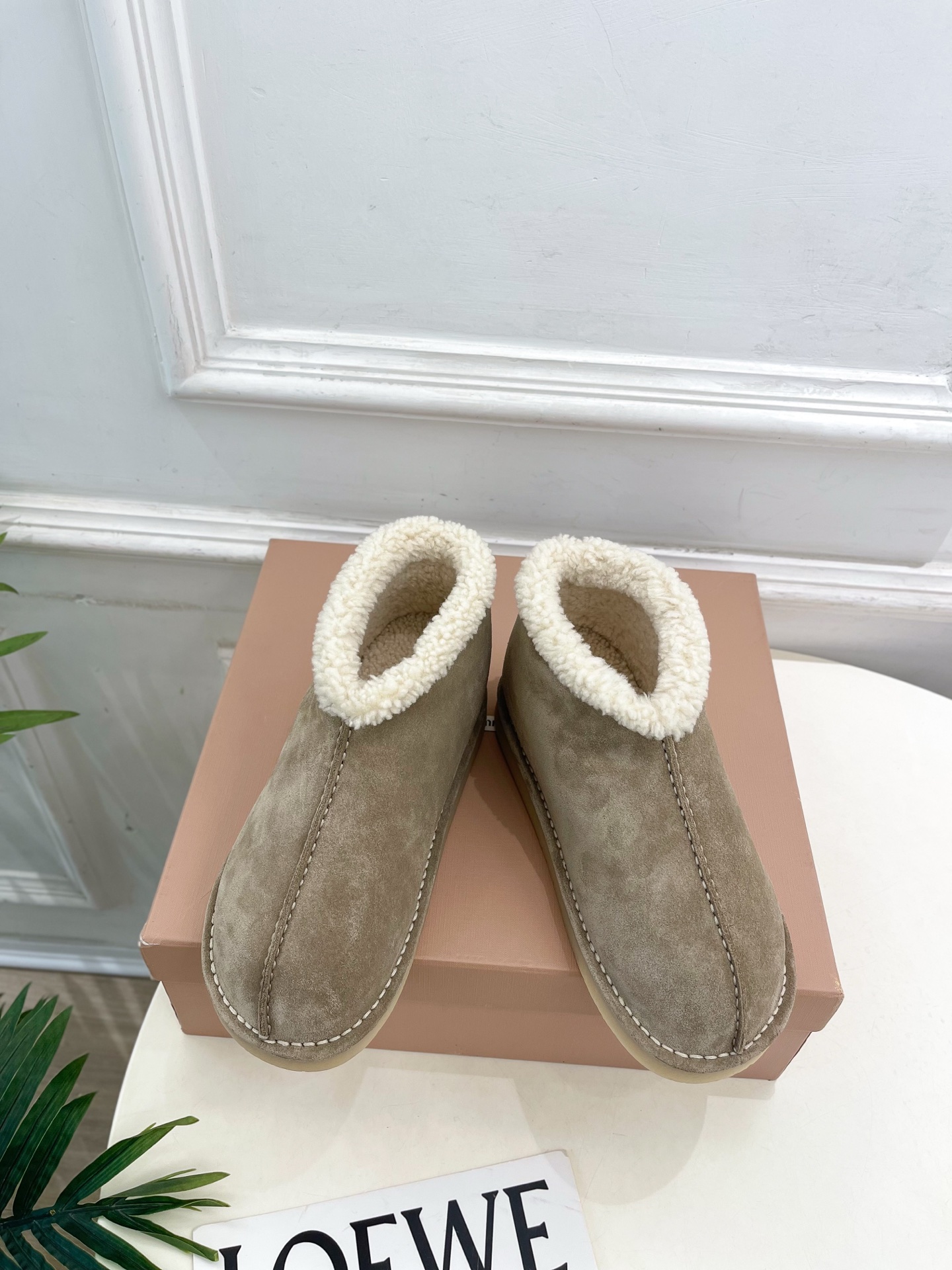 NO:561050,Miu Miu | Miu Miu 25 2025 autumn and winter new product counter features the latest catwalk style casual wool short boots and snow boots, hot new arrival!  BS Miaojia's high-end products, top-notch craftsmanship to create exquisite quality, unparalleled comfort, it is definitely a love at first sight!  Fashionable and versatile, a must-have for everyone!  ━━━━━ t ━━━━━ The upper is made of original high-mercerized cowhide. Inner lining: imported wool lining. Original open-molded non-slip outsole. Heel height 2cm / 2.5cm increase in height. Shoe size: 35-39 (40.41 customization is not returnable), snow boots, miumiu, boots.19860909Miu Miu | 缪缪 25 2025秋冬新品专柜主打最新走秀款 休闲羊毛短靴雪地靴 火爆上新！ BS缪家高货 顶级工艺打造精品质感 无敌舒适 绝对是一见钟情款！时尚百搭,人手必备！ ━━━━━ t ━━━━━ 鞋面原版特定高丝光牛猄  内里: 进口羊毛里 大底原版开模防滑大底 跟高2cm / 内增高2.5cm 鞋码: 35-39(40.41定制不退换）,雪地靴,miumiu,boots,Women's Shoes