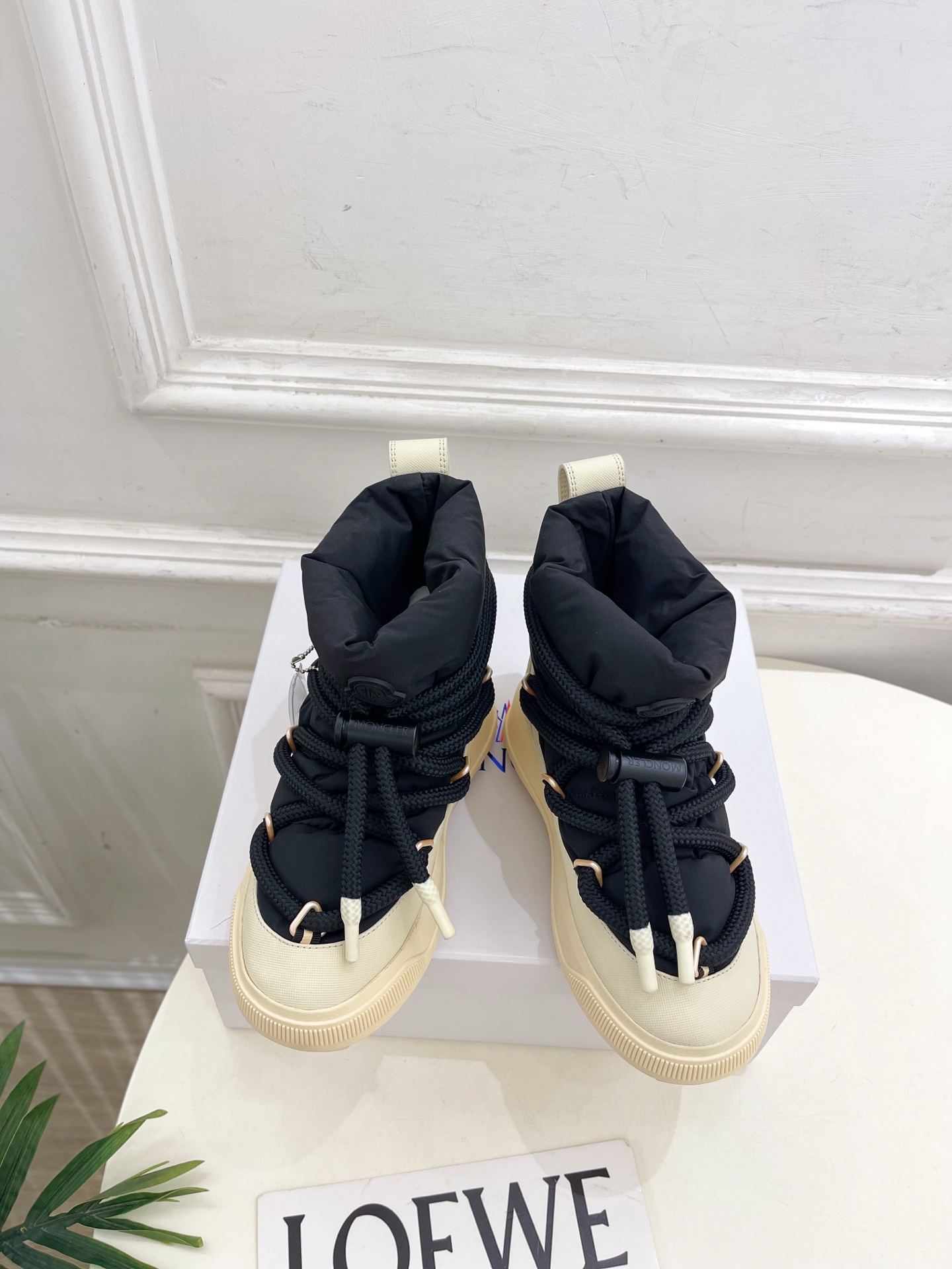 NO:561068,MONCLER｜Moncler 25 2025 autumn and winter new products, top version, the counter features the latest Moncler Altive Mid drawstring down snow boots, new hard goods, BS purchasing level!  Full of high-end feel!  A popular model among bloggers at home and abroad, it is retro, fashionable and looks great on your feet!  The official website's main recommendation★ ━━━━━ t ━━━━━ Original waterproof fabric for the upper, national standard 90 white duck down, original specific cloth for the lining, original open-molded TPU non-slip outsole, sole height 4cm, shoe size: 35-39 (40, 41 customization is not returnable), snow boots, Moncler, boots, down jacket19860909MONCLER｜蒙口 25 2025 秋冬新品顶级版本 专柜主打最新款Moncler Altive Mid抽绳羽绒雪地靴 硬货上新 BS代购级别！高级感十足！国内外博主刷爆的一款,复古又时髦上脚美炸了！官网主推款★ ━━━━━ t ━━━━━ 鞋面原版防水面料国标90白鸭绒  内里原版特定布里 大底原版开模TPU防滑大底 底高4cm 鞋码: 35-39（40、41定制不退换）,雪地靴,Moncler,boots,down jacket,Women's Shoes