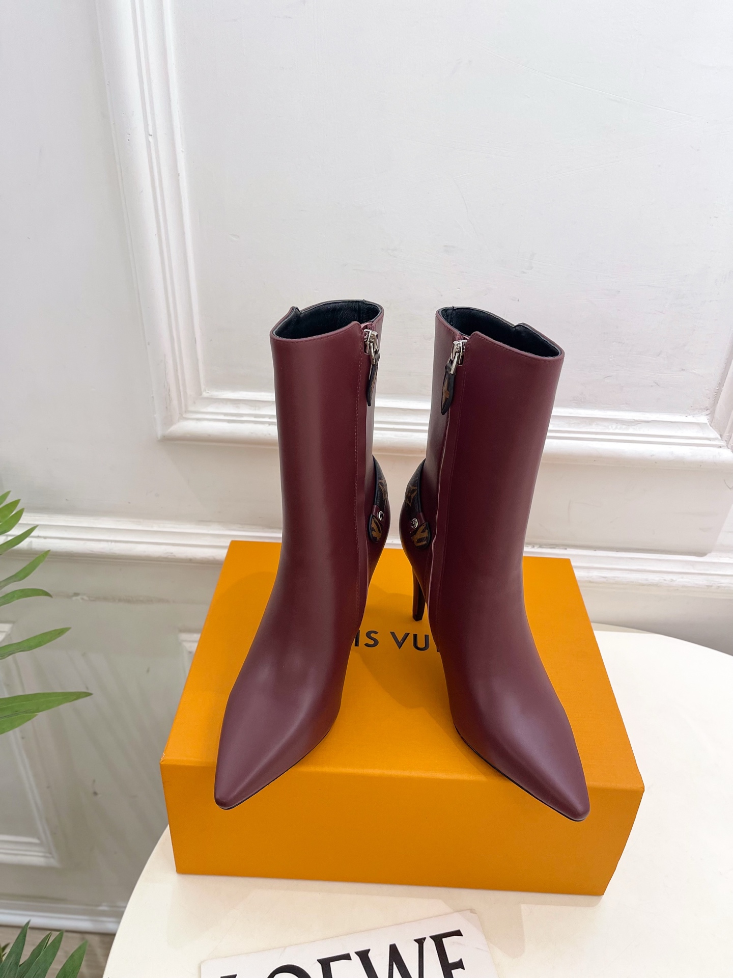 NO:561264,LV | Louis Vuitton 25 2025 autumn and winter new products top version, the counter features the latest LEGACY ankle boots, pointed toe high-heeled short boots, new hard goods, BS purchasing level!  Full of high-end feel!  A popular model among bloggers at home and abroad, it is retro, fashionable and looks great on your feet!  Official website main recommendation★ ━━━━━t ━━━━━ Upper original specific calfskin/sheep lining: imported water-dyed sheepskin lining outsole original Italian leather outsole Heel height 9cm Shoe size: 35-39 (40.41.42 customization is not returnable) Short boots Long boots 520, boots, louis  vuitton,louis vuitton,boots,cowhide,sheepskin,sheep,Leather soles19860909LV | 路易威登 25 2025秋冬新品顶级版本 专柜主打最新款 LEGACY 及踝靴尖头高跟短靴 硬货上新 BS代购级别！高级感十足！国内外博主刷爆的一款,复古又时髦上脚美炸了！官网主推款★ ━━━━━ t ━━━━━ 鞋面原版特定小牛皮/羊猄  内里: 进口水染羊皮里 大底原版意大利真皮大底 跟高9cm 鞋码: 35-39（40.41.42定制不退换） 短靴 长靴520,靴子,louis vuitton,louis vuitton,boots,cowhide,sheepskin,sheep,Leather soles,Women's Shoes