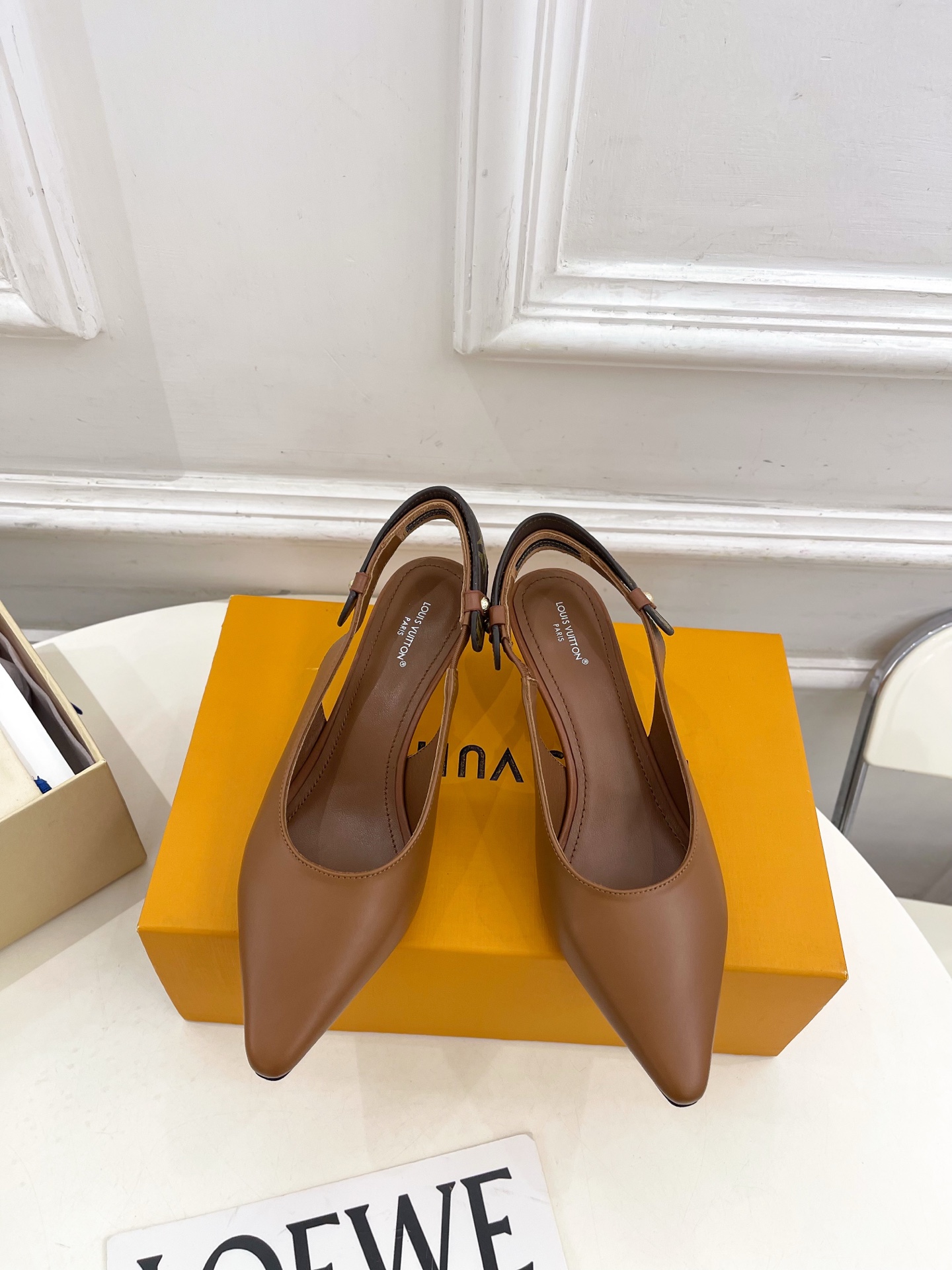 NO:561401,LV | Louis Vuitton 25 2025 autumn and winter new products top version, the counter features the latest LEGACY kitten heel slingback high heels, new hard goods, BS purchasing level!  Full of high-end feel!  A popular model among bloggers at home and abroad, it is retro, fashionable and looks great on your feet!  The official website's main recommendation★ ━━━━━t ━━━━━ Upper original specific calfskin lining: imported water-dyed sheepskin lining outsole original Italian leather outsole heel height 1cm/5.5cm/9cm shoe size: 35-39 (40.41.42 customization is not returnable), high-heeled sandals, louis  vuitton,louis vuitton,sandals,high heels,cowhide,sheepskin,Leather soles19860909LV | 路易威登 25 2025秋冬新品顶级版本 专柜主打最新款 LEGACY 小猫跟露跟高跟鞋 硬货上新 BS代购级别！高级感十足！国内外博主刷爆的一款,复古又时髦上脚美炸了！官网主推款★ ━━━━━ t ━━━━━ 鞋面原版特定小牛皮  内里: 进口水染羊皮里 大底原版意大利真皮大底 跟高1cm/5.5cm/9cm 鞋码: 35-39（40.41.42定制不退换）,高跟鞋凉鞋,louis vuitton,louis vuitton,sandals,high heels,cowhide,sheepskin,Leather soles,Women's Shoes