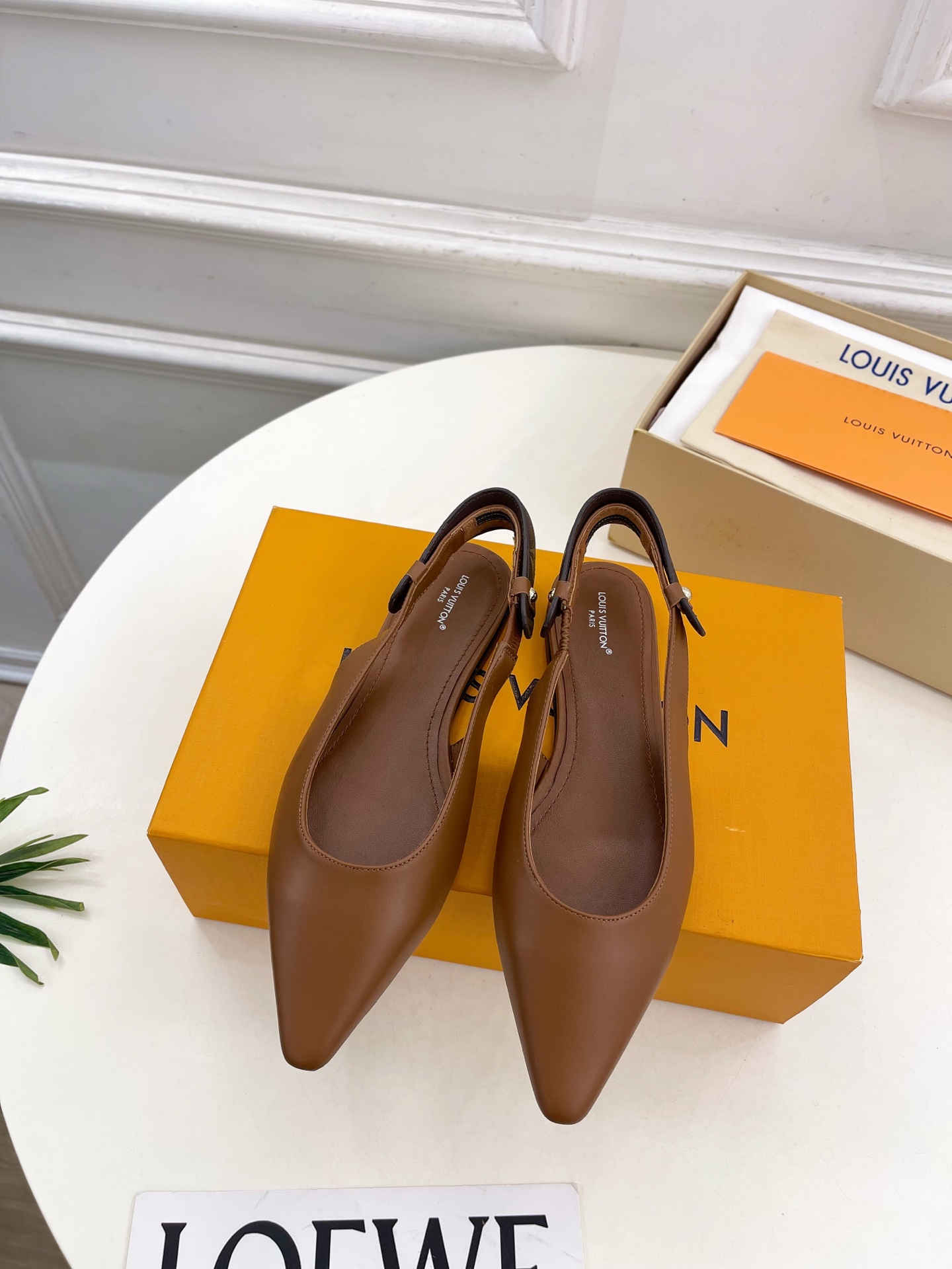 NO:561259,LV | Louis Vuitton 25 2025 autumn and winter new products top version, the counter features the latest LEGACY kitten heel slingback high heels, new hard goods, BS purchasing level!  Full of high-end feel!  A popular model among bloggers at home and abroad, it is retro, fashionable and looks great on your feet!  The official website's main recommendation★ ━━━━━t ━━━━━ Upper original specific calfskin lining: imported water-dyed sheepskin lining outsole original Italian leather outsole heel height 1cm/5.5cm/9cm shoe size: 35-39 (40.41.42 customization is not returnable), high-heeled sandals, louis  vuitton,louis vuitton,sandals,high heels,cowhide,sheepskin,Leather soles19860909LV | 路易威登 25 2025秋冬新品顶级版本 专柜主打最新款 LEGACY 小猫跟露跟高跟鞋 硬货上新 BS代购级别！高级感十足！国内外博主刷爆的一款,复古又时髦上脚美炸了！官网主推款★ ━━━━━ t ━━━━━ 鞋面原版特定小牛皮  内里: 进口水染羊皮里 大底原版意大利真皮大底 跟高1cm/5.5cm/9cm 鞋码: 35-39（40.41.42定制不退换）,高跟鞋凉鞋,louis vuitton,louis vuitton,sandals,high heels,cowhide,sheepskin,Leather soles,Women's Shoes