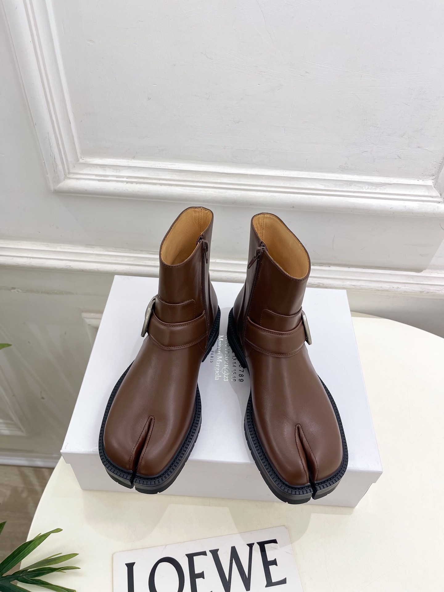 NO:561396,Maison Margiela · MM6 Margiela 2025 Autumn and Winter New Classic Retro Belt Buckle Split-Toe Boots———————————— MM6 is the most popular genius designer brand in the past two years. Its simple design and luxurious texture will make you fall in love with it. If you don’t want to hit the streets, you can check out this brand. It is relatively niche but is so easy to match. You can see this brand everywhere on Instagram and Xiaohongshu!  BS original one-to-one customization, original custom-made cowhide for the upper, imported cowhide lining for the lining, original molded custom-made non-slip outsole, heel height 3.5cm, size 35-39 (40.41 can be customized), short boots, long boots 570, boots, masion margiela, masion margiela, boots, cowhide19860909Maison Margiela· MM6马吉拉 2025 秋冬新款 经典复古皮带扣分趾靴————————— MM6作为这两年最受欢迎的鬼才设计师品牌,设计简单、奢华的质感让你爱不释手 不想满大街撞款的可以看看这个品牌,比较小众却又是那么好搭配,ins、小红书随处可见这个品牌的身影 ！BS原版一比一定制 鞋面原版特定制牛皮 内里进口牛皮里 大底原版开模定制防滑大底 跟高3.5cm 码数35-39（40.41可定做）  短靴 长靴570,靴子,masion margiela,masion margiela,boots,cowhide,Women's Shoes