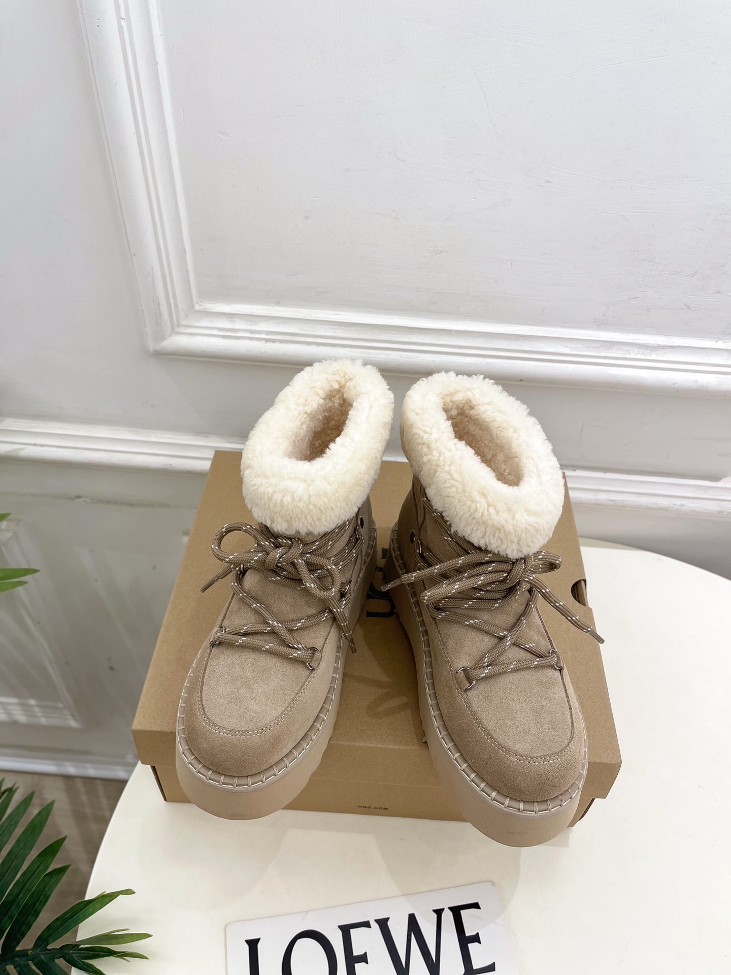 NO:561249,UGG |25 2025 autumn and winter new lace-up thick-soled wool snow boots, warm and new, BS autumn and winter warmth artifact, the first choice for cold resistance, wool snow boots, made of high-quality waterproof fabrics, precise design, super beautiful!  It’s definitely love at first sight!  Fashionable and versatile, a must-have for everyone!  ━━━━━ t ━━━━━ Specific sheepskin leather upper fabric Lining: Australian wool lining Sole height 5cm Outsole Original molded rubber foam outsole Shoe size: 35-39 (40. Customization is non-refundable), snow boots, boots, sheep19860909UGG |25 2025秋冬新品绑带厚底羊毛雪地靴 温暖上新 BS秋冬保暖神器抗寒首选羊毛雪地靴,采用优质的防水面料 精准的设计 超级美！绝对是一见钟情款！时尚百搭,人手必备！ ━━━━━ t ━━━━━ 鞋面特定羊猄皮面料  内里: 澳洲羊毛内里 底高5cm 大底原版开模橡胶发泡大底 鞋码: 35-39(40.定制不退换）,雪地靴,boots,sheep,Women's Shoes