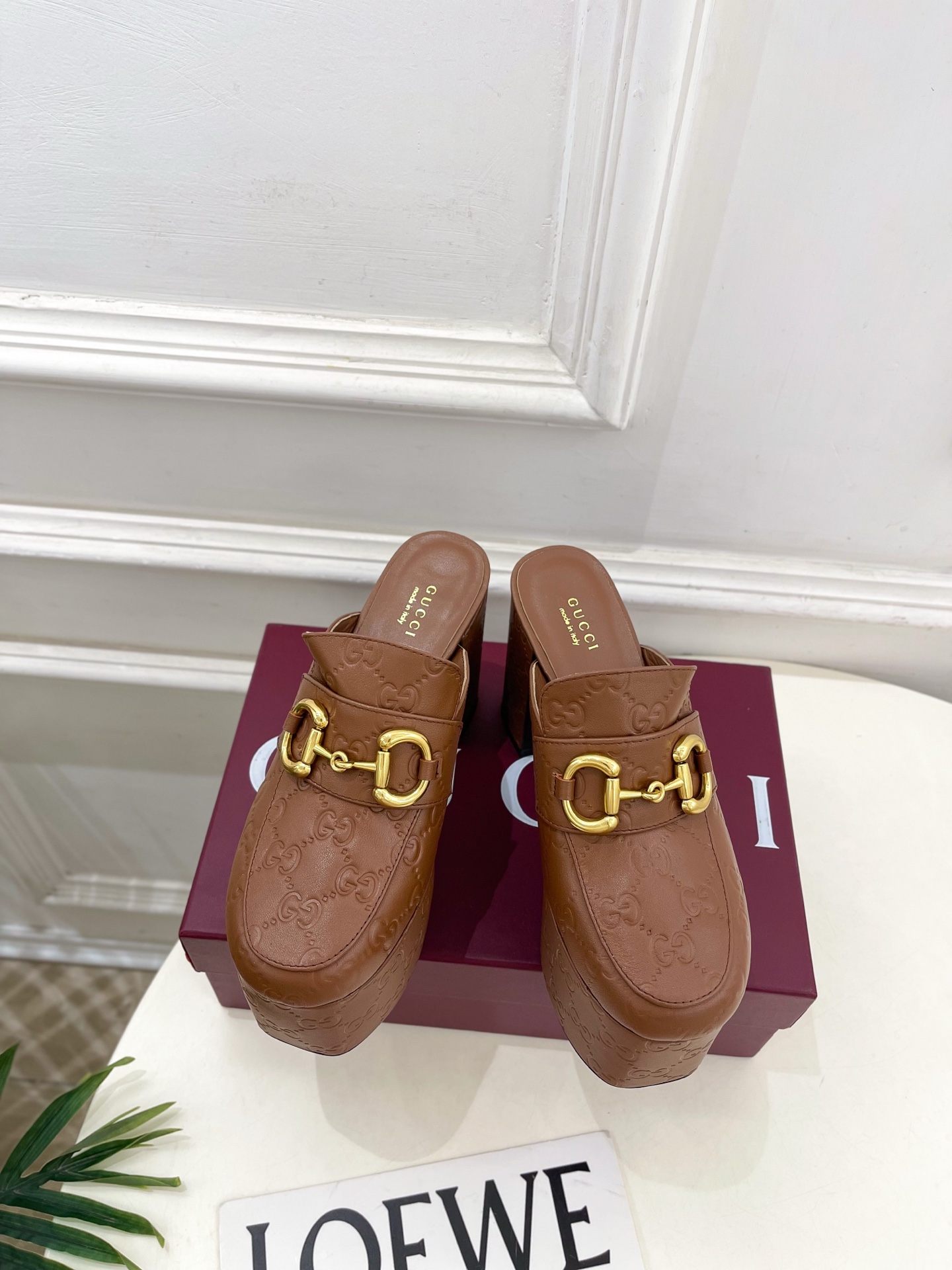 NO:562912,Gucci | Gucci 25 G’s flagship series is finally available, and the products are worth looking forward to!  Original classic, create new design, BS spring and summer new style, classic horsebit GG embossed high-heeled platform mule shoes, purchasing agent level!  Full of high-end feel!  A favorite among bloggers at home and abroad, it is retro and fashionable, easy to wear and looks great on your feet!  Official website mainly recommends, new colors are constantly updated ━━━━━ t ━━━━━ Highly customized uppers imported lambskin Lining: imported sheepskin lining Outsole original Italian imported cowhide leather outsole Heel height 11cm/front platform 6.5cm Shoe size:  35-39 (40.41. Can be customized), high heels and slippers, gucci, gucci, gucci, high heels, slippers, cowhide, sheepskin19860909Gucci | 古驰 25 G家 主打系列终于面世,狠货值得期待！原有的经典 创造新设计  BS春夏新款 经典马衔扣GG压花高跟防水台穆勒鞋 代购级别！高级感十足！国内外博主刷爆的一款,复古又时髦 穿搭简便 上脚美炸了！官网主推,新色持续更新 ━━━━━ t ━━━━━ 鞋面高定制进口小羊皮  内里: 进口羊皮里 大底原版意大利进口牛皮大底 跟高11cm/前水台6.5cm 鞋码: 35-39（40.41.可定制）,高跟鞋拖鞋,gucci,gucci,gucci,high heels,slippers,cowhide,sheepskin,Women's Shoes