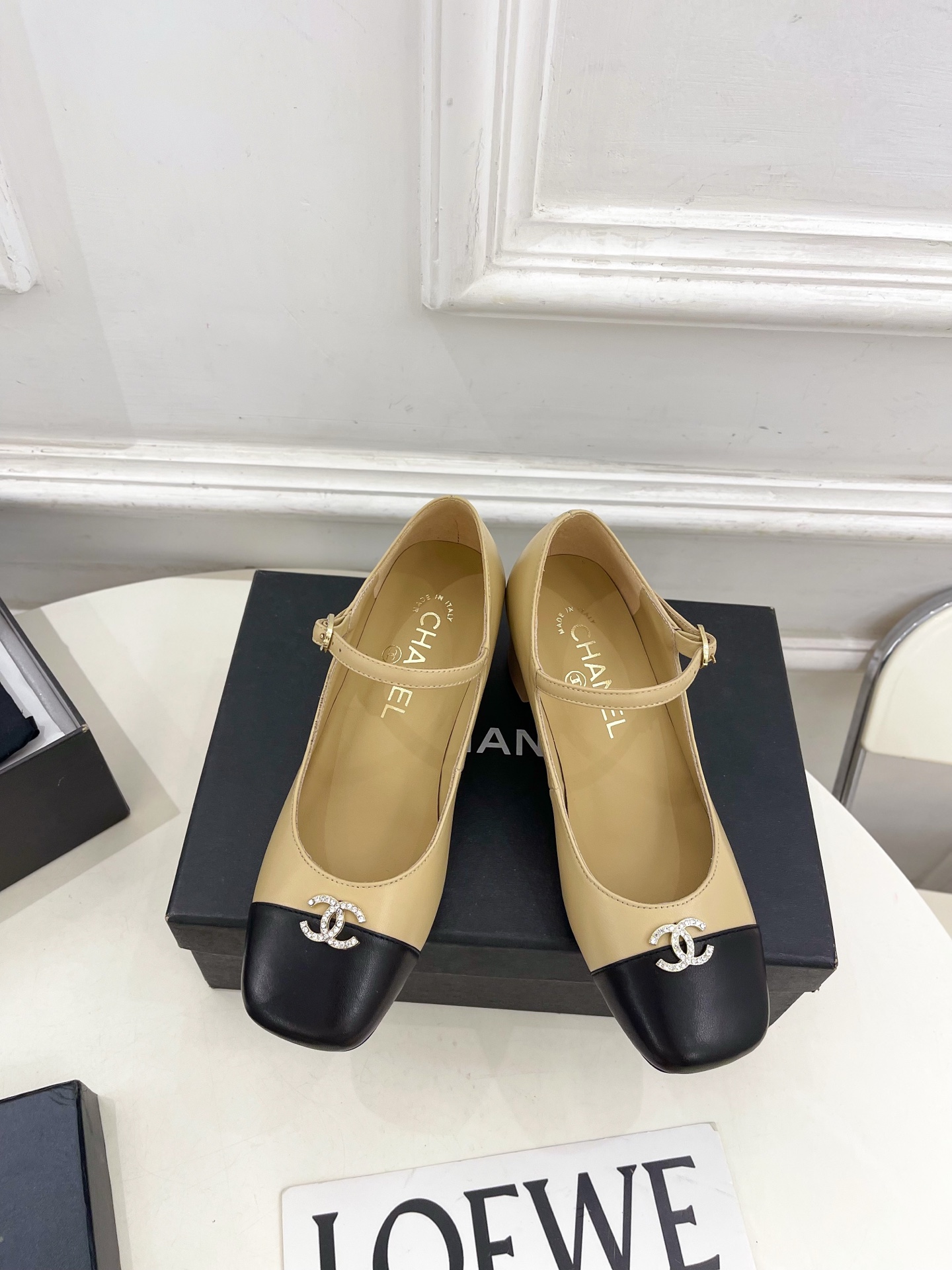 NO:561244,| Xiaoxiang 25 2025 spring and summer new products, classic catwalk models in the counter, Xiaoxiang double C rhinestone square toe block heel Mary Jane shoes are new in the series. The absolute best in the BS fashion circle. The matching will interpret the meticulous, minimalist and never-fading classic elements, showing a unique dressing style that is too beautiful to say. A must-have for summer... ━━━━━ t  ━━━━━ Upper highly customized original lambskin, lining imported silk sheepskin, outsole original Italian leather outsole, heel height 5cm, shoe size: 35-39 (40.41 customization is non-refundable), high-heeled shoes, mary jane, high heels, sheepskin, Leather soles19860909| 小香 25 2025 春夏新品 专柜经典走秀款 小香双C水钻方头粗跟玛丽珍单鞋 系列上新 BS时尚圈的绝绝子 搭配将演绎着细致 极简 永不褪去的经典元素 展现与众不同的穿搭风格美到无话可说 夏季必入款…… ━━━━━ t ━━━━━ 鞋面高定制原版小羊皮 内里进口丝绸羊皮里 大底原版意大利真皮大底 跟高5cm 鞋码: 35-39（40.41定制不退换）,高跟鞋单鞋,mary jane,high heels,sheepskin,Leather soles,Women's Shoes