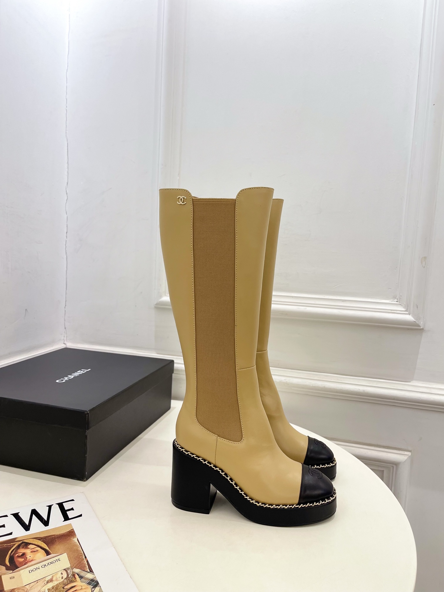 NO:562952,| Xiaoxiang 25 2025 autumn and winter new products, classic catwalk models in the counter, Xiaoxiang double C chain thick heel Chelsea boots are new in the series. The absolute best in the BS fashion circle. The matching will interpret the meticulous, minimalist and classic elements that will never fade away. It will show a unique dressing style that is too beautiful to say. A must-have style in summer... ━━━━━ t ━━━━━  Highly customized upper with original lambskin/sheep lining, lining with imported silk sheepskin, outsole with original molded custom-made non-slip outsole, heel height 8.5cm, shoe size: 35-39 (40.41 customized, non-refundable), boots, boots, sheepskin, sheep19860909| 小香 25 2025 秋冬新品 专柜经典走秀款 小香双C链条粗跟切尔西长靴 系列上新 BS时尚圈的绝绝子 搭配将演绎着细致 极简 永不褪去的经典元素 展现与众不同的穿搭风格美到无话可说 夏季必入款…… ━━━━━ t ━━━━━ 鞋面高定制原版小羊皮/羊猄 内里进口丝绸羊皮里  大底原版开模定制防滑大底 跟高8.5cm 鞋码: 35-39（40.41定制不退换）,靴子,boots,sheepskin,sheep,Women's Shoes
