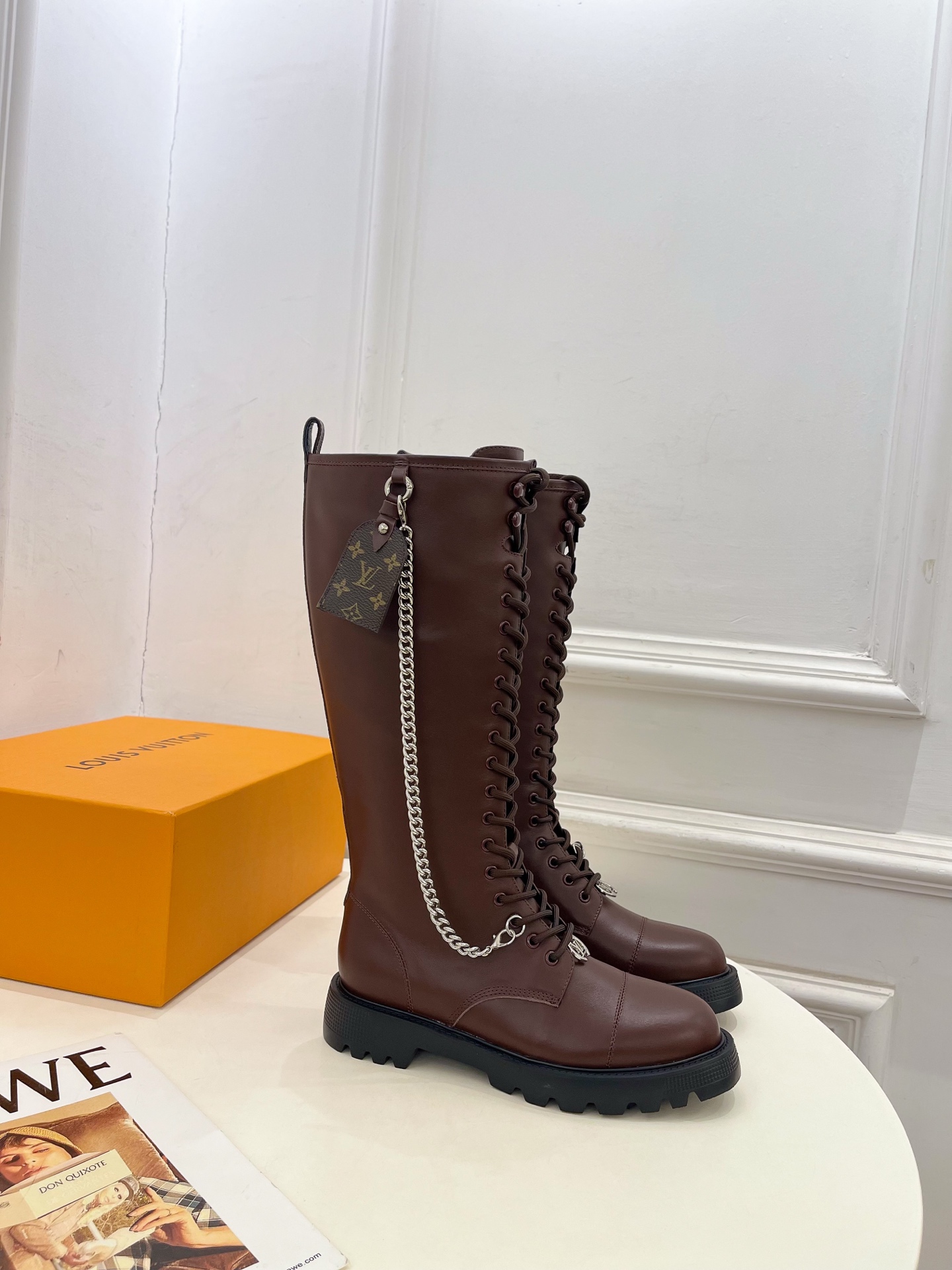 NO:562976,LV | Louis Vuitton 25 2025 autumn and winter new products top version, the counter features the latest DISTRICT RANGER metal chain boots, motorcycle boots, new hard goods, BS purchasing level!  Full of high-end feel!  A popular model among bloggers at home and abroad, it is retro, fashionable and looks great on your feet!  Official website main recommendation★ ━━━━━t ━━━━━ Original specific calfskin upper Lining: Imported breathable mesh lining Original molded custom anti-slip outsole Heel height 3.5cm Shoe size: 35-39 (40.41 customization is not returnable), boots, louis vuitton, louis  vuitton,boots,cowhide19860909LV | 路易威登 25 2025秋冬新品顶级版本 专柜主打最新款 DISTRICT RANGER 金属链条长靴 机车靴 硬货上新 BS代购级别！高级感十足！国内外博主刷爆的一款,复古又时髦上脚美炸了！官网主推款★ ━━━━━ t ━━━━━ 鞋面原版特定小牛皮  内里: 进口透气网里 大底原版开模定制防滑大底 跟高3.5cm 鞋码: 35-39（40.41定制不退换）,靴子,louis vuitton,louis vuitton,boots,cowhide,Women's Shoes