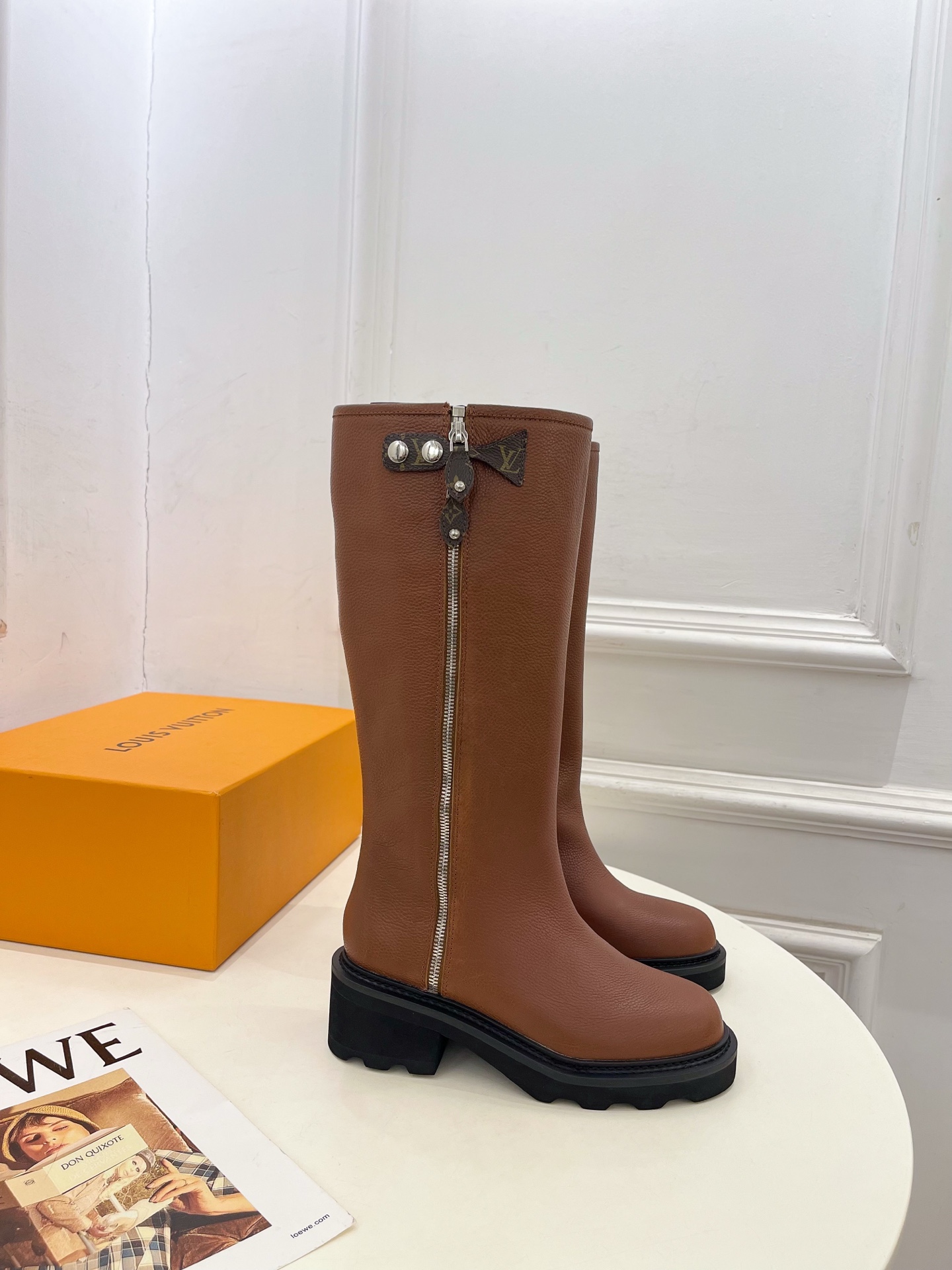 NO:562949,LV | Louis Vuitton 25 2025 autumn and winter new products top version, the counter features the latest LV BEAUBOURG metal double zipper high boots, motorcycle boots, new hard goods, BS purchasing level!  Full of high-end feel!  A popular model among bloggers at home and abroad, it is retro, fashionable and looks great on your feet!  The official website's main recommendation★ ━━━━━t ━━━━━ Original specific calf leather/presbyopia upper. Lining: Imported breathable mesh lining. Original custom molded non-slip outsole. Heel height 5.5cm. Shoe size: 35-39 (40.41 customization is not returnable), boots, louis vuitton, louis  vuitton,boots,cowhide19860909LV | 路易威登 25 2025秋冬新品顶级版本 专柜主打最新款 LV BEAUBOURG金属双拉链高筒靴 机车靴 硬货上新 BS代购级别！高级感十足！国内外博主刷爆的一款,复古又时髦上脚美炸了！官网主推款★ ━━━━━ t ━━━━━ 鞋面原版特定小牛皮/老花  内里: 进口透气网里 大底原版定制开模防滑大底 跟高5.5cm 鞋码: 35-39（40.41定制不退换）,靴子,louis vuitton,louis vuitton,boots,cowhide,Women's Shoes