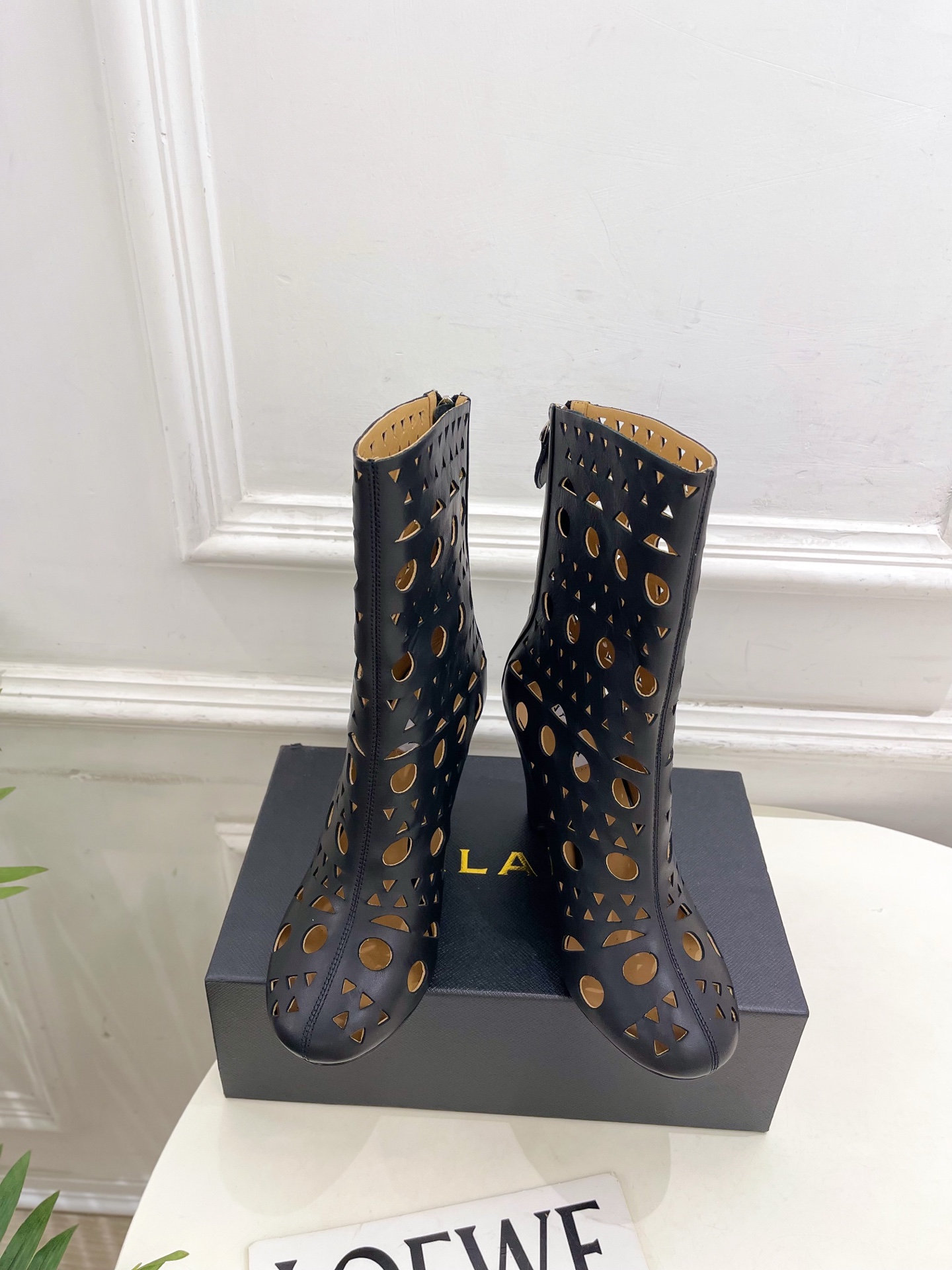 NO:562972,ALAA Alaya's 25ss new product show Vienne hollow carved wedge short boots ———————— Alaa is the most popular genius designer brand in the past two years. Its simple design and luxurious texture will make you fall in love with it. If you don't want to hit the streets, you can check out this brand. It is relatively niche but is so easy to match. You can see this brand everywhere on Instagram and Xiaohongshu!  BS original one-to-one customization, original custom-made imported leather upper, imported sheepskin lining, outsole imported genuine leather outsole from Italy, heel height 10cm, size 36-39 (40.41. can be customized), boots, boots, sheepskin, Leather soles19860909ALAA 阿莱亚25ss新品秀场同款Vienne 镂空雕花坡跟短靴 ————————— Alaa作为这两年最受欢迎的鬼才设计师品牌,设计简单、奢华的质感让你爱不释手 不想满大街撞款的可以看看这个品牌,比较小众却又是那么好搭配,ins、小红书随处可见这个品牌的身影！BS原版一比一定制 鞋面原版定制进口皮料 内里进口羊皮里 大底意大利进口真皮大底 跟高10cm 码数36-39（40.41.可定制）,靴子,boots,sheepskin,Leather soles,Women's Shoes